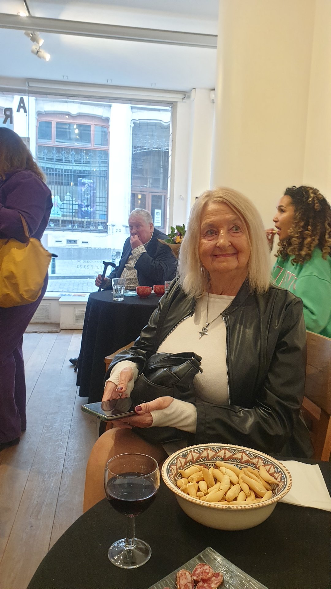 Sourire et convivialité lors de mon échange avec Josette Selosse, artiste photographe numérique, au vernissage de l'exposition « Haz-Art & Imprévues ». Un beau moment de partage autour de la création numérique, capturé pour Dropmuse à la galerie Art Base Bruxelles.

Photographie — Exposition « Haz-Art & Imprévues » - L'accident dans l'art à Art base Bruxelles - Bruxelles

La page de l'artiste Photographe numérique Josette Selosse: https://dropmuse.art/artiste/josette-selosse-artiste-numerique-amateur-bruxelles