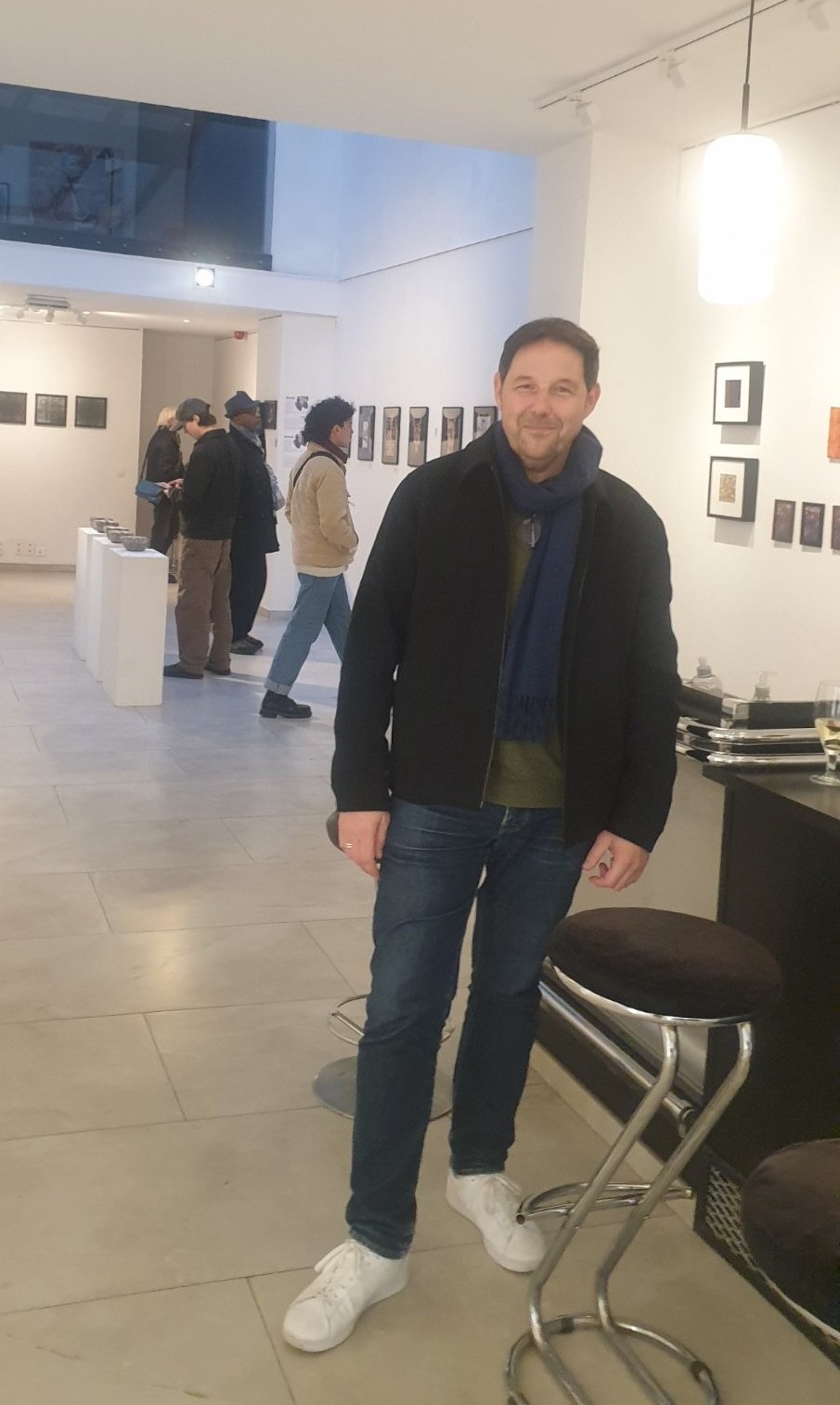 Lors du vernissage de l'exposition "Copy/Paste" à la Hôte Gallery de Bruxelles, Jérôme Selosse a pu immortaliser l'artiste plasticien bruxellois Eric Schmickrath. Il fait partie des cinq talents réunis pour cet événement collectif autour du collage et de la photo. Découvrir les créateurs locaux et échanger avec eux lors de ces moments privilégiés fait toute la richesse de la scène de l'art contemporain bruxellois.
Voir les liens utiles en bas de la description.

Pour tout savoir sur l'exposition et les artistes :
Le reportage est signé Jérôme Selosse pour Dropmuse : https://www.dropmuse.art
Toutes les infos sur l'événement "Copy/Paste" (jusqu'au 2 novembre 2026) : https://dropmuse.art/evenement/copypaste-hote-gallery-203-rue-haute-1000-bruxelles
Découvrez le profil de l'artiste plasticien Eric Schmickrath : https://dropmuse.art/artiste/eric-schmickrath-plasticien-bruxelles
Suivez le travail photographique de Massimo Bortolini : https://www.instagram.com/bortolinimassimo/
Explorez l'univers de Radboud Kuypers : https://radboud.art

Photographie — Copy/Paste, Hôte Gallery, Bruxelles