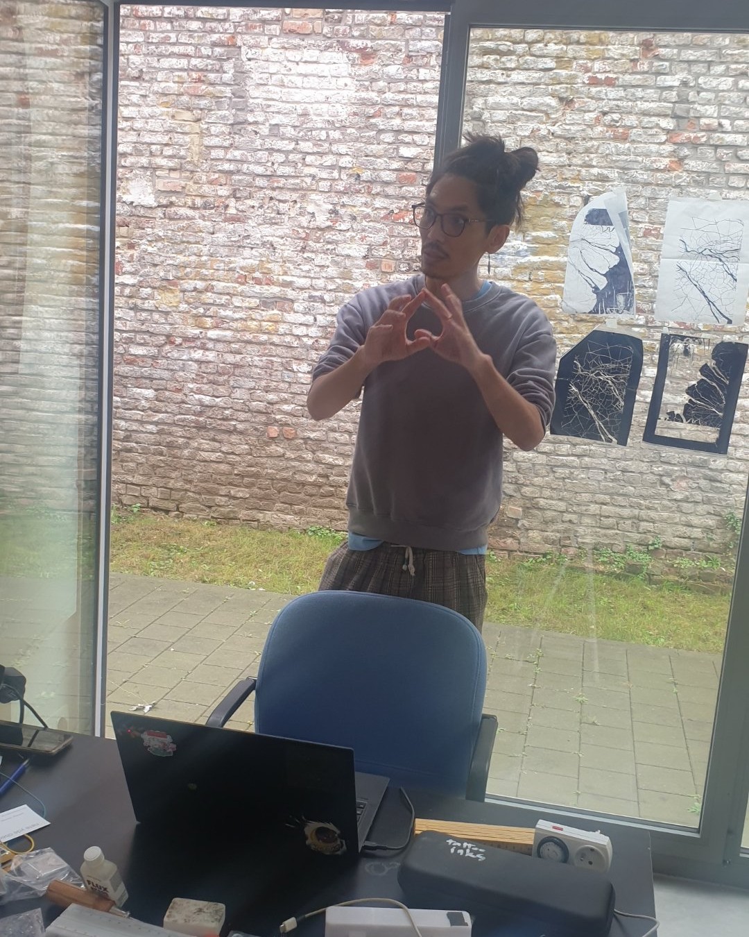Échange passionnant avec Thy Nguyễn Trương Minh dans son espace créatif bruxellois. L'artiste m'a expliqué sa démarche à la croisée de la peinture et de l'informatique à l'occasion des portes ouvertes de la Bruxelles ART Week.

En tant que peintre et informaticien, ma visite de l'atelier de Thy Nguyễn Trương Minh a été une véritable révélation. Lors de cet Open Studio Day organisé par Kult Ixelles pour la Bruxelles ART Week rue Wiertz, j'ai découvert un artiste qui fait un pont parfait entre la rigueur du code et la sensibilité de la matière.
Son processus de création est captivant. Il utilise l'outil informatique pour vectoriser et coder ses images, avant de confier leur exécution à des machines traceuses verticales, suspendues par des câbles. Ces robots dessinateurs reproduisent les tracés numériques pendant des heures à même la toile. Ce qui est magnifique, c'est que la fatigue du stylo, la gravité et les micro-vibrations mécaniques viennent altérer la perfection du code pour créer une esthétique proche de la gravure ou de la peinture texturée.
En plus de ce travail de dessin assisté par algorithme, il intègre des composants électroniques pour animer certaines installations, faisant clignoter des regards ou réagir la lumière derrière des filtres translucides. Voici quelques images de cette rencontre inspirante où la technologie se met au service de la poésie visuelle.


Photographie — Open Studio Day - ateliers créatifs de Kult Ixelles - Bruxelles ART Week, rue Wiertz 23

L'insta de l'artiste: https://www.instagram.com/thytruongminh/