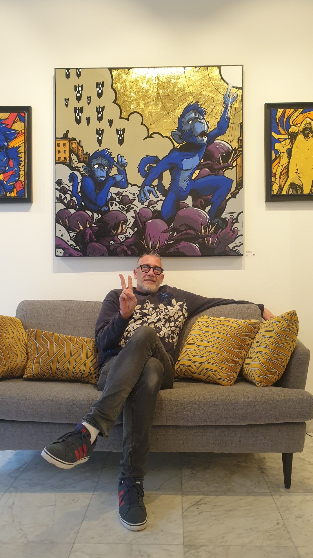 Au cœur de la galerie Zaza from Brussels, l'art contemporain se vit de manière humaine et chaleureuse. Voici le galeriste des lieux, confortablement installé dans son espace. Lors de mon reportage photo, ma rencontre avec lui fut un véritable coup de cœur : un passionné qui rend l'art accessible et défend avec ferveur la scène locale. C'est grâce à cette belle énergie que des événements comme l'exposition "FIAT LUX!" du peintre Zariel prennent vie au centre de Bruxelles.
Voir les liens utiles en bas de la description.

🔗 Pour aller plus loin et soutenir l'art local :
Découvrez le peintre Zariel (Benjamin Chaignon) : https://www.zariel.fr/
Le détail de l'exposition "FIAT LUX!" : https://dropmuse.art/evenement/fiat-lux-plongee-dans-le-multivers-de-lartiste-zar-zazafrombrussels-bruxelles-f92553
La fiche acteur culturel de Zaza from Brussels : https://dropmuse.art/acteur-culturel/zazafrombrussels
Suivre la galerie sur Instagram : https://www.instagram.com/zazafrombrussels/
Ne manquez pas la prochaine expo "The Working Dead" par Renier Semidey : https://dropmuse.art/evenement/the-working-dead-renier-semidey-zazafrombrussels-bruxelles-a9c827
Retrouvez toute l'actualité culturelle sur Dropmuse : https://dropmuse.art/

Photographie — Exposition "FIAT LUX!" - Plongée dans le Multivers de l'artiste Zariel au Zaza from Brussels - Bruxelles, ZazafromBrussels