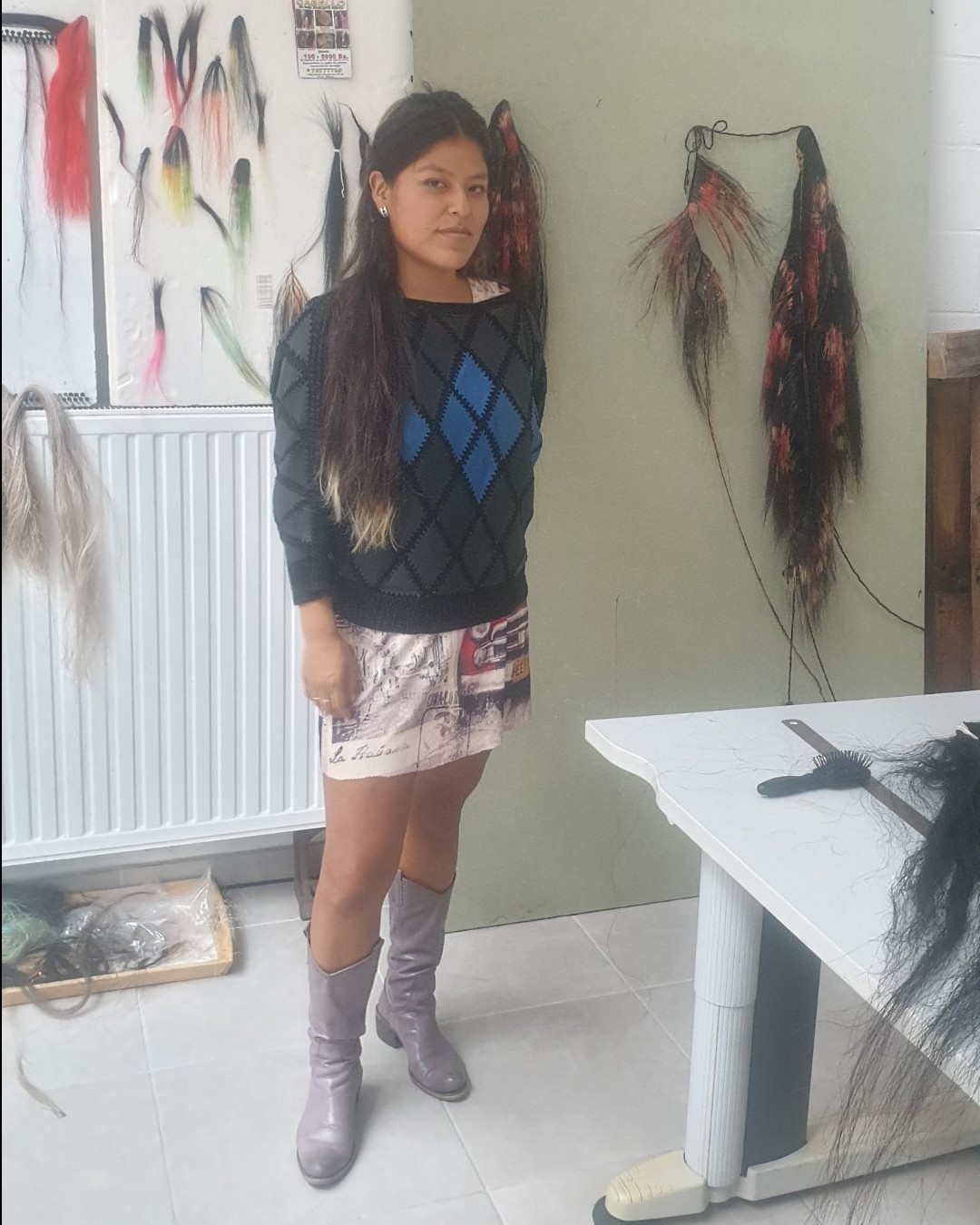 Toujours dans le cadre de la Bruxelles ART Week et de l'Open Studio Day de Kult Ixelles (rue Wiertz), j'ai fait une rencontre fascinante : celle de l'artiste Maria Saygua André ! J'ai été immédiatement captivé par la diversité des textures dans son atelier. Lors de notre échange, elle m'a expliqué son processus créatif hyper riche qui mêle recherche sur les formes et les pigments avec de la porcelaine (pour des rendus très organiques), et des installations textiles très minutieuses.
Ce qui m'a le plus marqué, c'est son utilisation du crin de cheval ! Elle le teinte et le coud pour créer de véritables 'compositions dansantes' suspendues aux murs. Entre la fragilité de la porcelaine, les reflets métalliques de ses tissus froissés et l'aspect animal et vivant du crin, ses œuvres semblent vibrer dans la pièce. Plonger dans ce laboratoire de matières et de mouvement !

Photographie — Open Studio Day - ateliers créatifs de Kult Ixelles - Bruxelles ART Week, rue Wiertz 23

Insta de l'artiste: https://www.instagram.com/pocamea

Six questions for
Maria Saygua André: https://tique.art/interviews/six-questions/maria-saygua-andre/