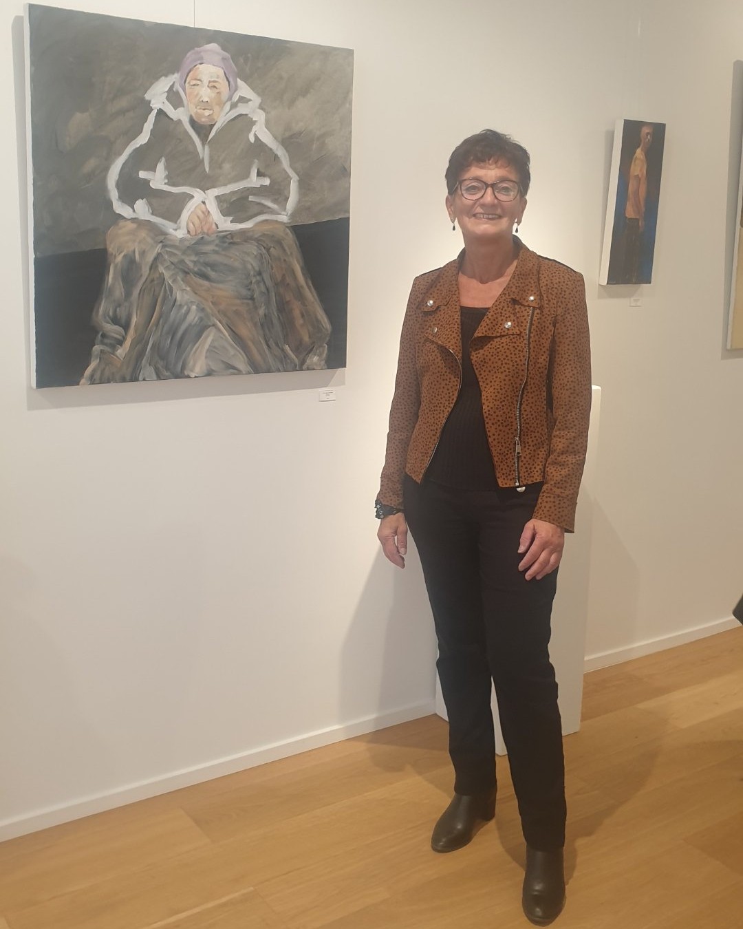 Reportage de Jérôme Selosse à la rencontre de l'artiste Sylviane Gaussin, posant ici tout sourire devant son tableau hommage à la plasticienne Louise Bourgeois. Une immersion au cœur de l'exposition duo peinture et sculpture réunissant Sylviane Gaussin et Dalya Mesulam à la galerie contemporaine Bruno Matthys Gallery à Woluwe-Saint-Pierre (Bruxelles).
Site officiel de l'artiste : https://www.sylviane-gaussin.be/WP2/
Galerie Bruno Matthys : https://brunomatthys.art/artist/sylviane-gaussin/
Événement complet sur Dropmuse : https://dropmuse.art/evenement/sylviane-gaussin-et-dalya-mesulam-expo-peinture-et-sculpture-a-la-galerie-bruno-matthys-gallery-wolu
Découvrir également Dalya Mesulam : https://www.instagram.com/simplydalya/

Photographie — Sylviane Gaussin et Dalya Mesulam - Expo peinture et sculpture à la galerie Bruno Matthys Gallery (Woluwe), Woluwe-Saint-Pierre