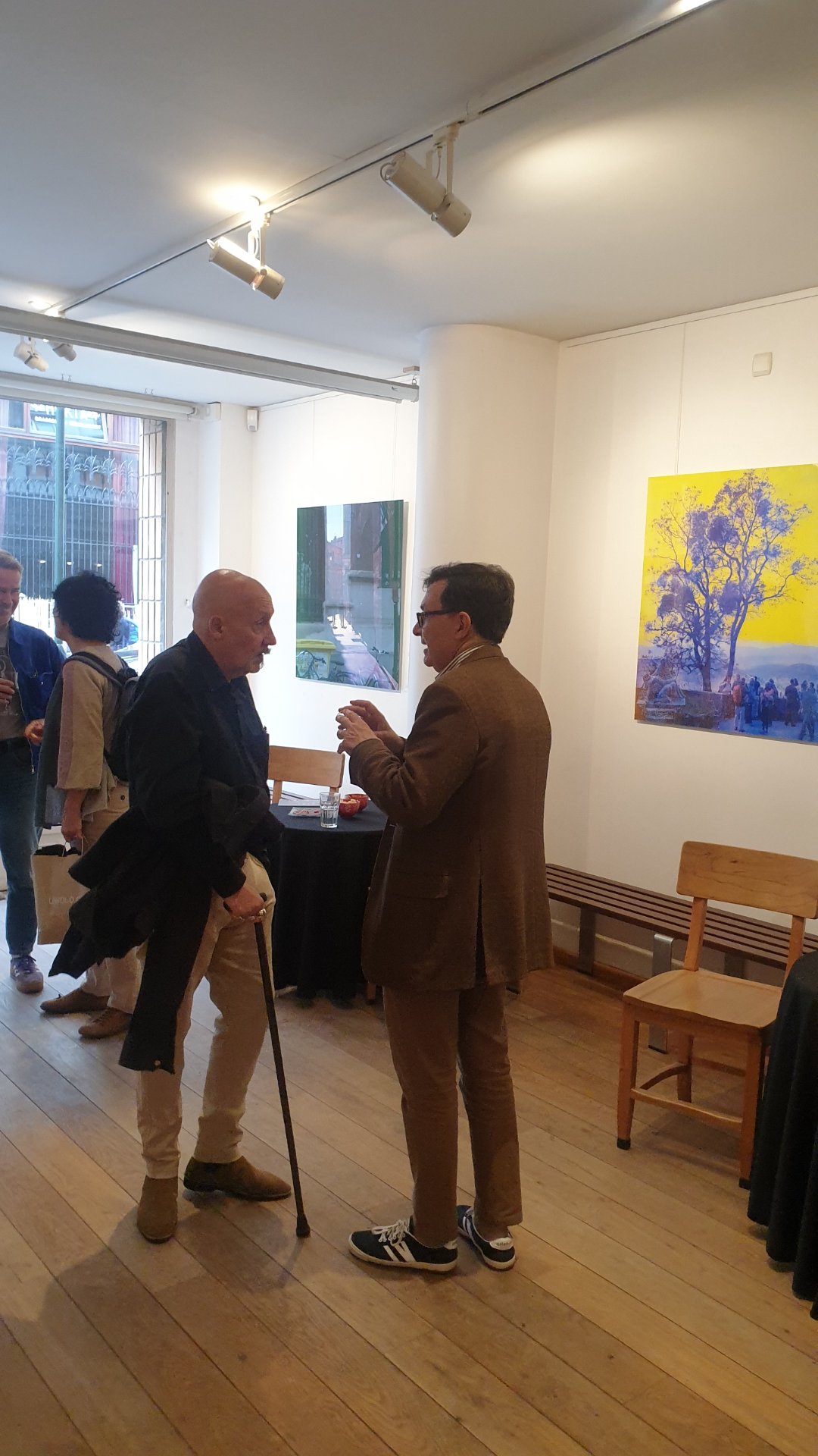 Échanges passionnants avec l'artiste peintre et dessinateur Txema Munoz (TxemART) lors de l'exposition « Haz-Art & Imprévues » à Bruxelles. De belles rencontres autour des techniques de peinture et de collage au sein de la galerie Art Base. Reportage exclusif Dropmuse.

Photographie — Exposition « Haz-Art & Imprévues » - L'accident dans l'art à Art base Bruxelles - Bruxelles

#ArtBaseBruxelles #ExpoBruxelles #VernissageBruxelles #TxemaMunoz #ArtContemporain #Peinture #Dropmuse

En savoir plus sur le parcours étonnant de Texema Munoz (artiste peintre): https://txemamunoz.art/about/