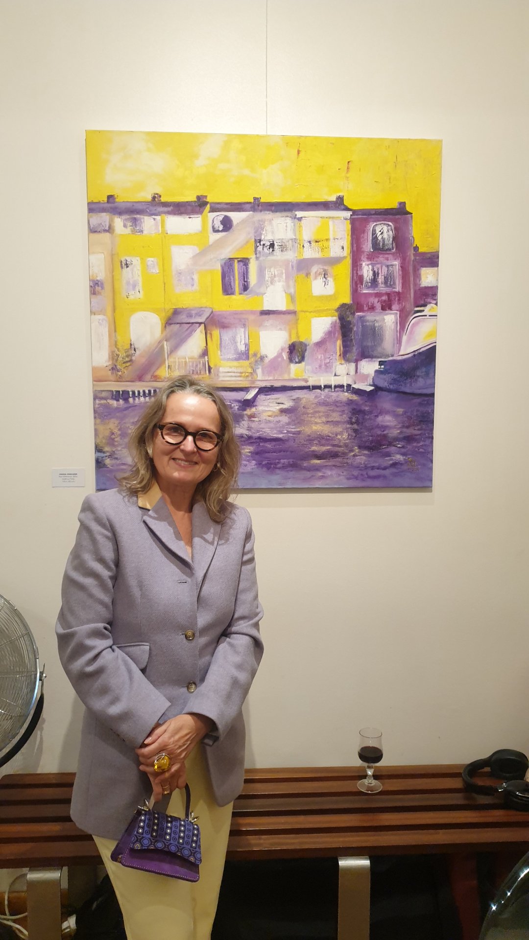 Un très beau moment d'échange avec l'artiste Joanna Jankowiak, posant fièrement devant sa toile "Port Grimaud". Une rencontre sincère et touchante lors du vernissage de l'exposition « Haz-Art & Imprévues » à Bruxelles. Découvrez son univers sur Instagram (@jandel_joanna) et la suite du reportage sur Dropmuse.

Photographie — Exposition « Haz-Art & Imprévues » - L'accident dans l'art à Art base Bruxelles - Bruxelles
