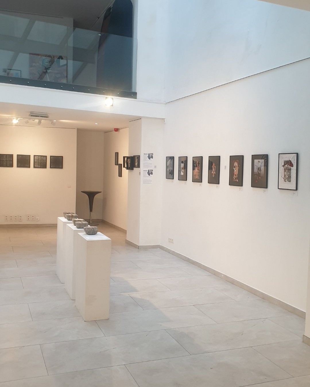 Vue d'ensemble de l'espace lumineux de la Hôte Gallery, dévoilant les travaux captivants de Shade et Anna Fabiani. L'exposition "Copy/Paste" offre une déambulation fluide entre les différentes œuvres explorant le thème du collage et de la photo. Vous avez jusqu'au 2 novembre 2026 pour venir découvrir cette superbe exposition collective bruxelloise mise en lumière par Jérôme Selosse.
Voir les liens utiles en bas de la description.

Pour tout savoir sur l'exposition et les artistes :
Le reportage est signé Jérôme Selosse pour Dropmuse : https://www.dropmuse.art
Toutes les infos sur l'événement "Copy/Paste" (jusqu'au 2 novembre 2026) : https://dropmuse.art/evenement/copypaste-hote-gallery-203-rue-haute-1000-bruxelles
Découvrez le profil de l'artiste plasticien Eric Schmickrath : https://dropmuse.art/artiste/eric-schmickrath-plasticien-bruxelles
Suivez le travail photographique de Massimo Bortolini : https://www.instagram.com/bortolinimassimo/
Explorez l'univers de Radboud Kuypers : https://radboud.art

Photographie — Copy/Paste, Hôte Gallery, Bruxelles