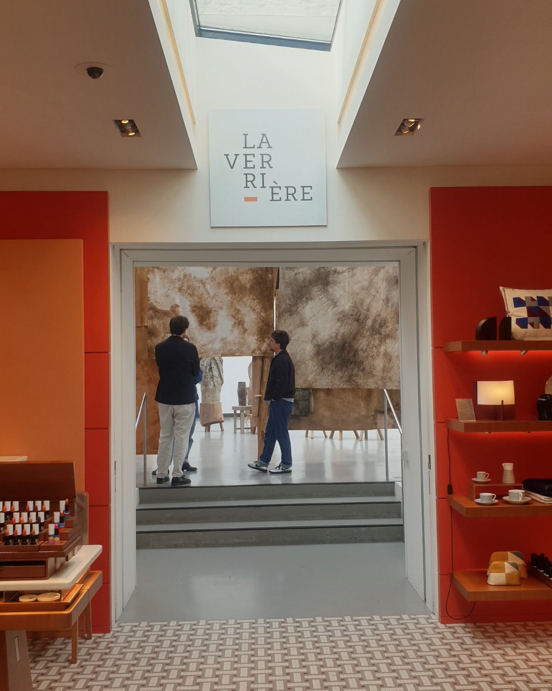 Immersion dans le superbe espace de La Verrière. Le commissaire Joël Riff a imaginé pour le duo Île/Mer/Froid une scénographie dense où socles, sculptures monumentales et draps s'entrelacent. Les visiteurs peuvent y déambuler pour découvrir les œuvres de cinq autres artistes invités (Richard Dewar, Daniel Dewar & Grégory Gicquel, Marianne Marić, Julien Meert, Philippe Godderidge).

📍 Retrouvez cet événement sur Dropmuse : https://dropmuse.art/evenement/ilemerfroid-with-richard-dewar-daniel-dewar-gregor-la-verriere-bruxelles-fe74f4
🏛️ Découvrez l'espace La Verrière : https://dropmuse.art/acteur-culturel/la-verriere
ℹ️ Le projet détaillé « Elle/Terre/Chaude » : https://www.fondationdentreprisehermes.org/fr/projet/elleterrechaude-la-verriere
🌐 Site officiel de la Fondation Hermès : https://www.fondationdentreprisehermes.org/fr

Photographie — Île/Mer/Froid with Richard Dewar, Daniel Dewar & Gregory Gicquel, Philippe Godderidge, Marianne Marić, Julien Meert - La verriere Bruxelles, La Verrière, Bruxelles