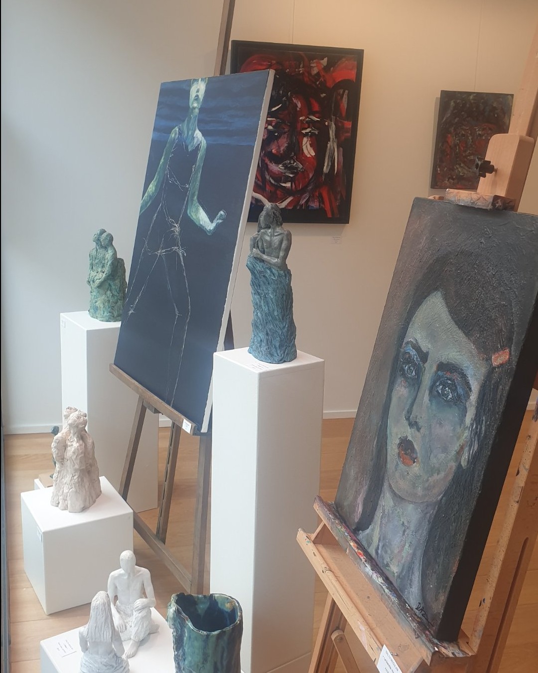 Photographie — Sylviane Gaussin et Dalya Mesulam - Expo peinture et sculpture à la galerie Bruno Matthys Gallery (Woluwe), Woluwe-Saint-Pierre

Vue d'ambiance et de scénographie capturée par Jérôme Selosse à la Bruno Matthys Gallery (Woluwe-Saint-Pierre, Bruxelles). Cette exposition dévoile la double pratique des deux artistes, qui présentent chacune peintures et sculptures.
Dans cet espace : au premier plan sur chevalet, le portrait expressif peint par Dalya Mesulam fait face à la très grande toile bleue peinte par Sylviane Gaussin, entourée de 3 de ses sculptures sur socles blancs, tandis que d’autres créations de Dalya complètent l'ensemble. Un mélange subtil et complice entre toiles et volumes en plein cœur de Woluwe.
Lien exposition Dropmuse : https://dropmuse.art/evenement/sylviane-gaussin-et-dalya-mesulam-expo-peinture-et-sculpture-a-la-galerie-bruno-matthys-gallery-wolu
Galerie Bruno Matthys : https://brunomatthys.art/artist/sylviane-gaussin/
Site officiel de Sylviane Gaussin : https://www.sylviane-gaussin.be/WP2/
Instagram de Dalya Mesulam : https://www.instagram.com/simplydalya/