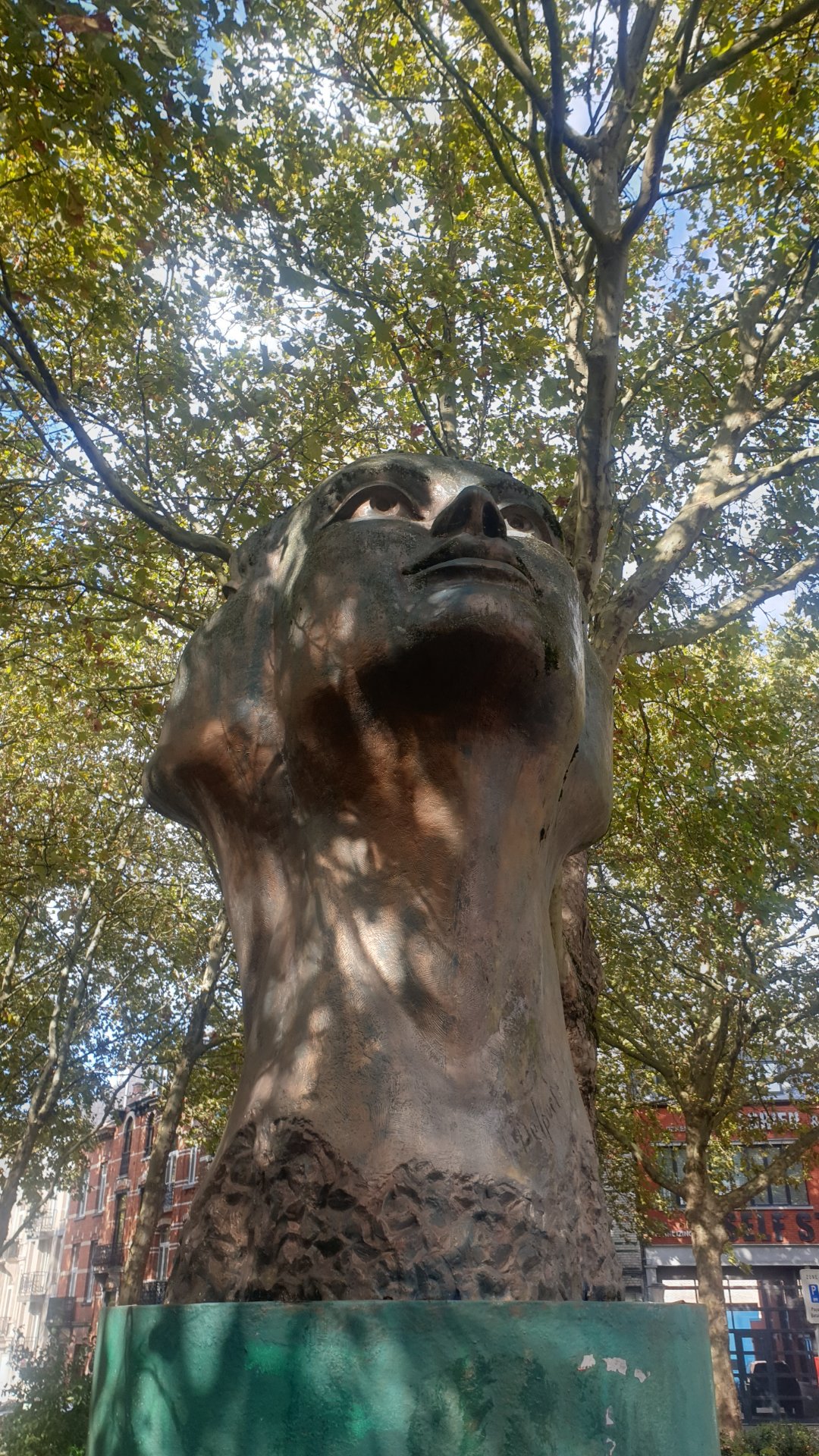 Regards de Lumière. C'est une œuvre monumentale représentant un buste à trois visages tournés dans trois directions différentes vers le ciel. Elle symbolise une trinité (la grâce, la bonté et la douceur) et évoque les trois lumières de la journée : le matin, le midi et le soir.

Photographie — Parcours d artistes Etterbeek 2026, Centre administratif, Bruxelles — Jérôme Selosse