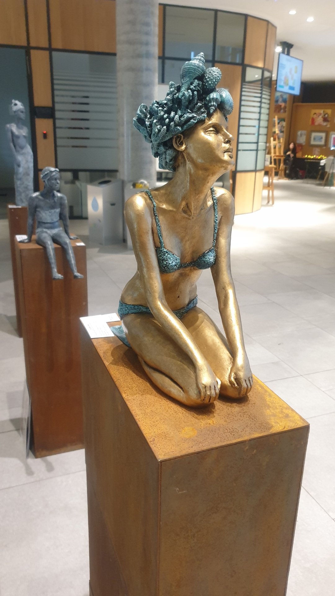 Photographie des sculptures de Beatrice Michaux — Parcours d artistes Etterbeek 2026, Centre administratif, Bruxelles

La poésie de la matière, un univers toute sensibilité. Quand l’art et la terre
s’unissent sous les mains de Béatrice Michaux c’est un profond sentiment de
plénitude qui naît, une harmonie silencieuse qui s’imprègne sur ses sculptures
et touche ceux qui les contemplent.

Suivre le travail de l'artiste sur insta: https://www.instagram.com/michaux.beatrice/ — Jérôme Selosse