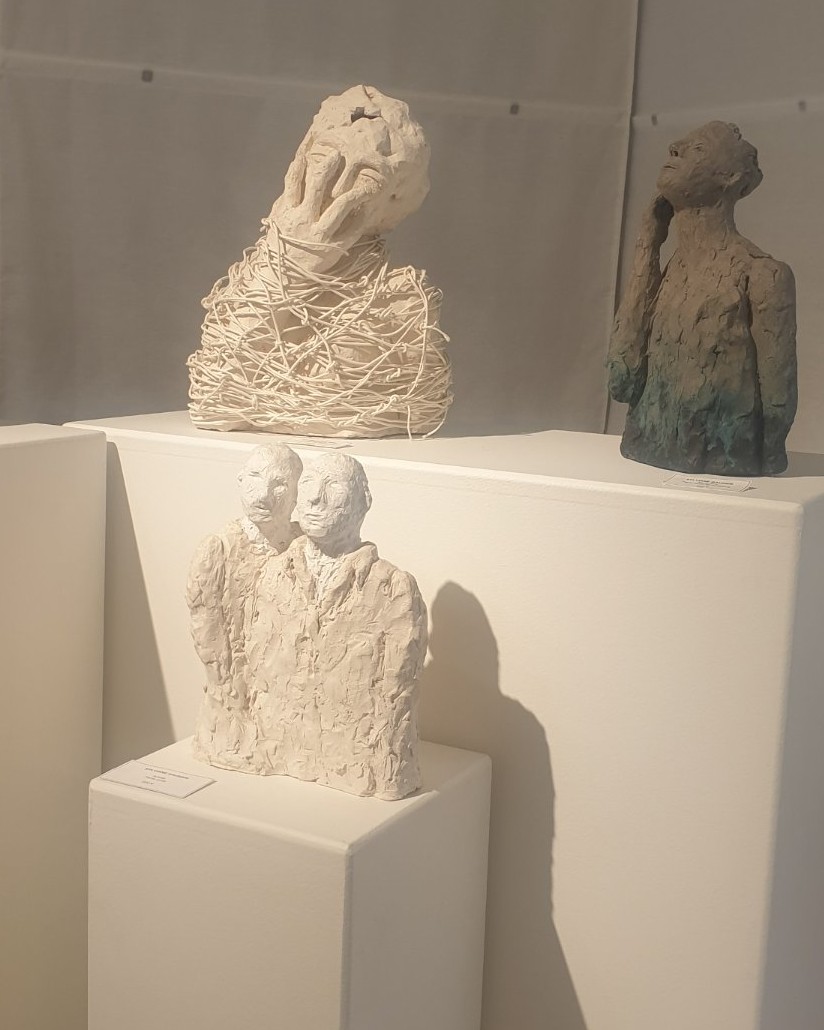 Sculpture en terre blanche de Sylviane Gaussin figurant deux silhouettes côte à côte, traitées avec une matière rugueuse et vibrante qui capte la lumière d'exposition. Au second plan se dévoilent d'autres créations en volume mêlant textures minérales et entrelacs organiques. Présentée à la Bruno Matthys Gallery dans le cadre du dialogue artistique entre la sculpture de Sylviane Gaussin et la peinture de Dalya Mesulam. Prise de vue par Jérôme Selosse.
Sculptures de Sylviane Gaussin : https://www.sylviane-gaussin.be/WP2/
Page galerie : https://brunomatthys.art/artist/sylviane-gaussin/
Lien exposition Dropmuse : https://dropmuse.art/evenement/sylviane-gaussin-et-dalya-mesulam-expo-peinture-et-sculpture-a-la-galerie-bruno-matthys-gallery-wolu

Photographie — Sylviane Gaussin et Dalya Mesulam - Expo peinture et sculpture à la galerie Bruno Matthys Gallery (Woluwe), Woluwe-Saint-Pierre