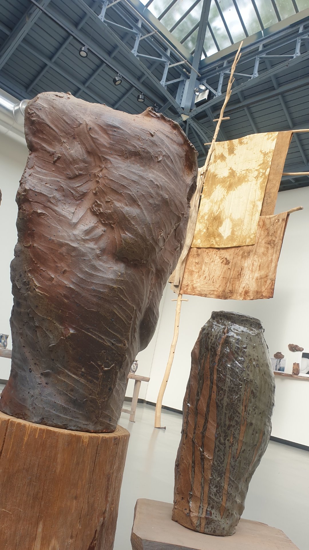 La matière à l'état pur. L'exposition bruxelloise « Elle/Terre/Chaude » met brillamment à l'honneur les œuvres en terre cuite et en grès. Ces sculptures monumentales, organiques et texturées (façonnées notamment par Daniel Dewar, Grégory Gicquel et Richard Dewar), nous ramènent aux savoirs vernaculaires et à la puissance du geste manuel.

📍 Retrouvez cet événement sur Dropmuse : https://dropmuse.art/evenement/ilemerfroid-with-richard-dewar-daniel-dewar-gregor-la-verriere-bruxelles-fe74f4
🏛️ Découvrez l'espace La Verrière : https://dropmuse.art/acteur-culturel/la-verriere
ℹ️ Le projet détaillé « Elle/Terre/Chaude » : https://www.fondationdentreprisehermes.org/fr/projet/elleterrechaude-la-verriere
🌐 Site officiel de la Fondation Hermès : https://www.fondationdentreprisehermes.org/fr

Photographie — Île/Mer/Froid with Richard Dewar, Daniel Dewar & Gregory Gicquel, Philippe Godderidge, Marianne Marić, Julien Meert - La verriere Bruxelles, La Verrière, Bruxelles