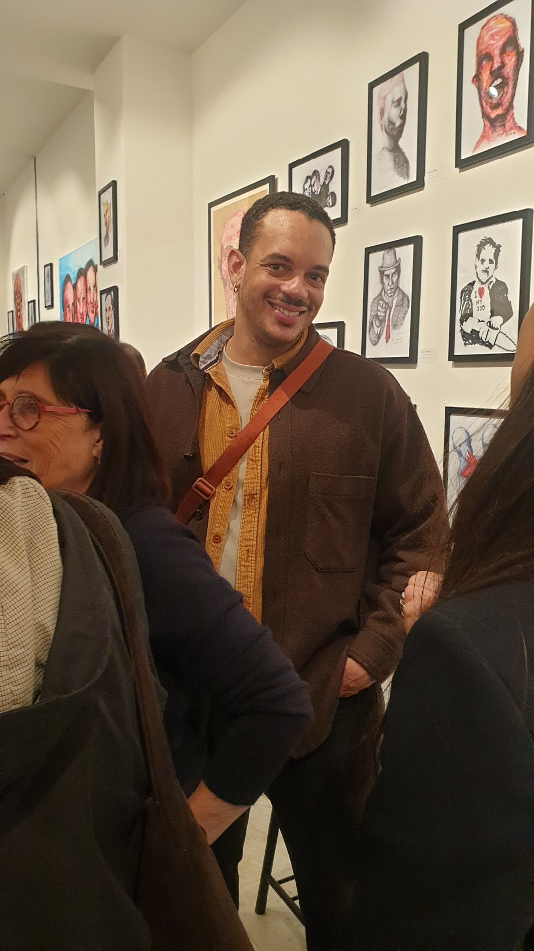 Un visiteur tout sourire au vernissage de « The Working Dead », l'exposition de Renier Semidey chez Zaza from Brussels.

Autour de lui, le mur de petits portraits de Renier Semidey : des figures grinçantes en noir et blanc, rehaussées de rouge. Ici, l'art qui fait peur fait surtout sourire : l'esprit de Halloween, version Marolles.

« The Working Dead » de Renier Semidey, jusqu'au 15 novembre 2026 chez Zaza from Brussels, rue Blaes 122, 1000 Bruxelles (Marolles). Le mercredi de 11h à 18h, du jeudi au dimanche de 11h à 19h. Entrée libre.

Voir les liens utiles en bas de la description.

🔗 Pour aller plus loin et soutenir l'art local :
L'exposition « The Working Dead » de Renier Semidey : https://dropmuse.art/evenement/the-working-dead-renier-semidey-zazafrombrussels-bruxelles-a9c827
Renier Semidey sur Instagram : https://www.instagram.com/renier_del_mediodia/
La fiche acteur culturel de Zaza from Brussels : https://dropmuse.art/acteur-culturel/zazafrombrussels
Le site de la galerie : https://zazafrombrussels.com/
Suivre la galerie sur Instagram : https://www.instagram.com/zazafrombrussels/
La galerie sur Facebook : https://www.facebook.com/GalerieZazafromBrussels/
Retrouvez toute l'actualité culturelle sur DROPMUSE : https://dropmuse.art/