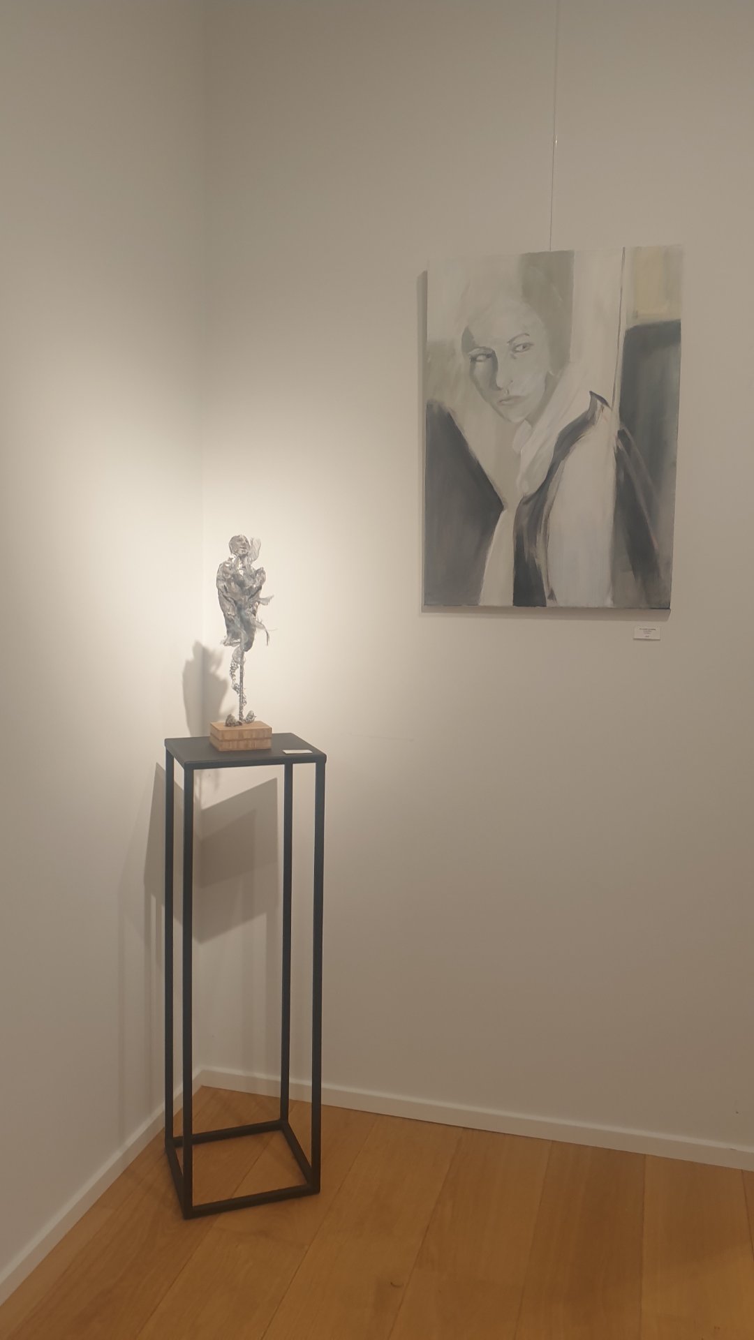 Mise en espace épurée d'une sculpture élancée de Sylviane Gaussin reposant sur une sellette métallique noire en acier, dialoguant avec une toile contemporaine en arrière-plan. L'œuvre capte l'équilibre précaire entre la fragilité des lignes et la force brute du socle minéral. Une composition photographiée par Jérôme Selosse illustrant la symbiose entre volume et espace pictural à la galerie Bruno Matthys (Woluwe, Bruxelles).
Découvrir les sculptures de Sylviane Gaussin : https://www.sylviane-gaussin.be/WP2/
Page d'exposition Bruno Matthys : https://brunomatthys.art/artist/sylviane-gaussin/
Événement complet : https://dropmuse.art/evenement/sylviane-gaussin-et-dalya-mesulam-expo-peinture-et-sculpture-a-la-galerie-bruno-matthys-gallery-wolu

Photographie — Sylviane Gaussin et Dalya Mesulam - Expo peinture et sculpture à la galerie Bruno Matthys Gallery (Woluwe), Woluwe-Saint-Pierre