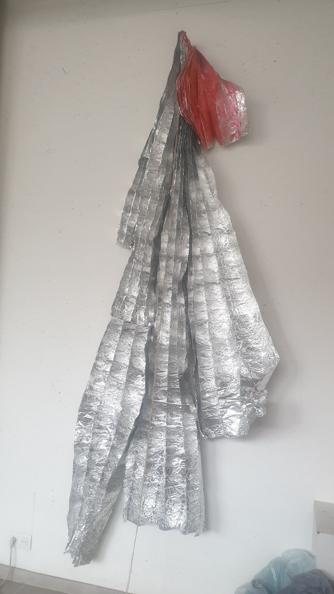 J'ai fait une rencontre fascinante : celle de l'artiste Maria Saygua André ! J'ai été immédiatement captivé par la diversité des textures dans son atelier. Lors de notre échange, elle m'a expliqué son processus créatif hyper riche qui mêle recherche sur les formes et les pigments avec de la porcelaine (pour des rendus très organiques), et des installations textiles très minutieuses.

Photographie — Open Studio Day - ateliers créatifs de Kult Ixelles - Bruxelles ART Week, rue Wiertz 23