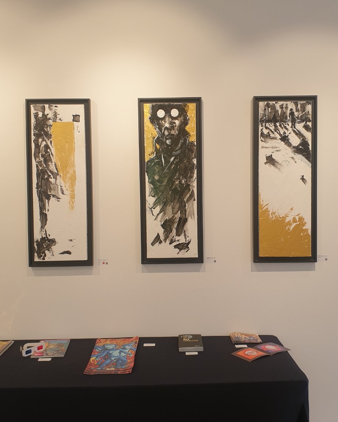 L'artiste Zariel explore différentes matières et formats, comme le prouve cette série de trois œuvres tout en verticalité présentées lors de l'exposition "FIAT LUX!". Mon reportage photo au sein de Zaza from Brussels m'a permis de saisir toute la diversité de l'art contemporain proposé par cette galerie bruxelloise. Un lieu coup de cœur où chaque rencontre avec une œuvre est une nouvelle découverte.
Voir les liens utiles en bas de la description.

Pour aller plus loin et soutenir l'art local :
Découvrez le peintre Zariel (Benjamin Chaignon) : https://www.zariel.fr/
Le détail de l'exposition "FIAT LUX!" : https://dropmuse.art/evenement/fiat-lux-plongee-dans-le-multivers-de-lartiste-zar-zazafrombrussels-bruxelles-f92553
La fiche acteur culturel de Zaza from Brussels : https://dropmuse.art/acteur-culturel/zazafrombrussels
Suivre la galerie sur Instagram : https://www.instagram.com/zazafrombrussels/
Ne manquez pas la prochaine expo "The Working Dead" par Renier Semidey : https://dropmuse.art/evenement/the-working-dead-renier-semidey-zazafrombrussels-bruxelles-a9c827
Retrouvez toute l'actualité culturelle sur Dropmuse : https://dropmuse.art/

Photographie — Exposition "FIAT LUX!" - Plongée dans le Multivers de l'artiste Zariel au Zaza from Brussels - Bruxelles, ZazafromBrussels