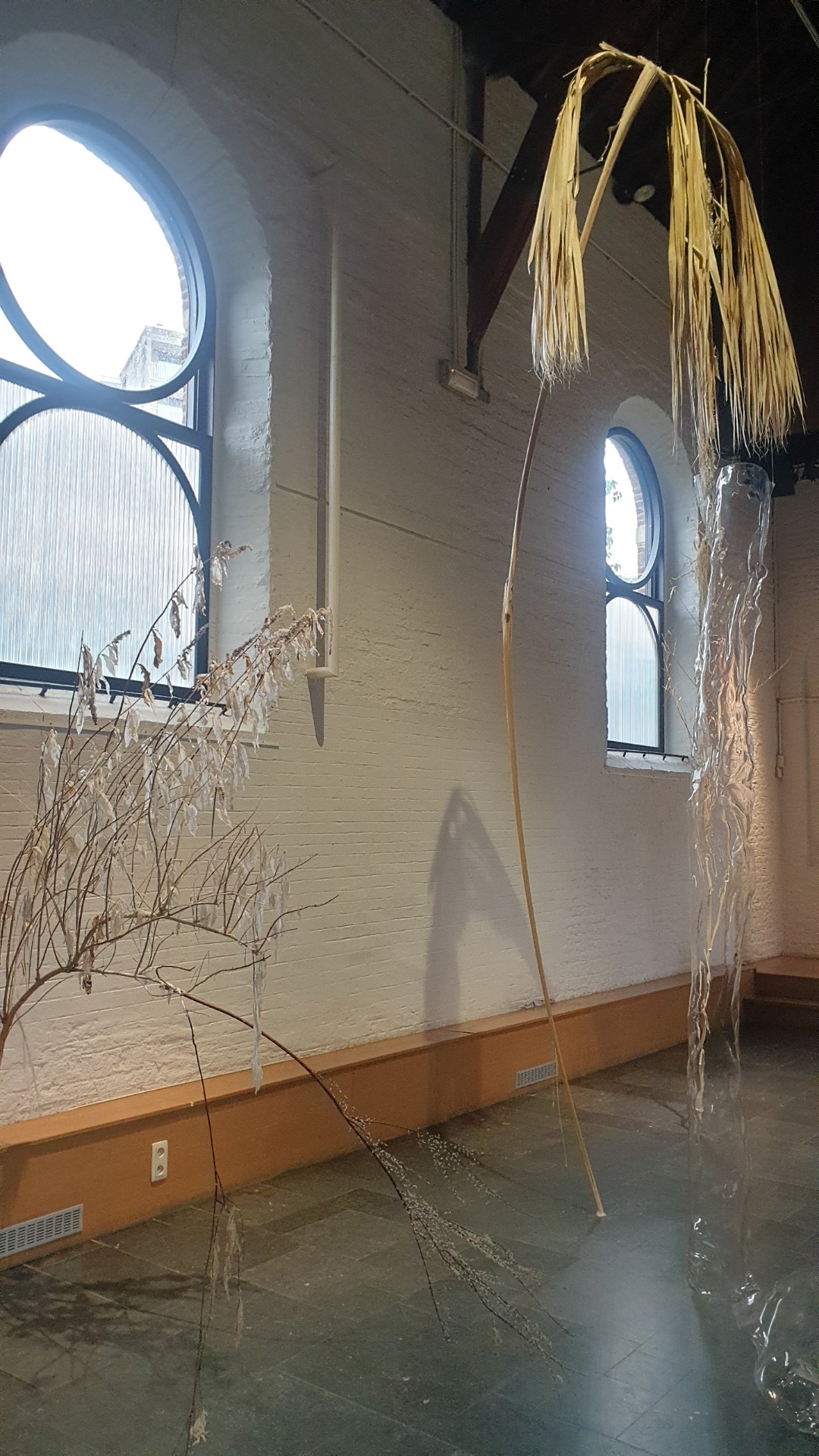 Photographie — Exposition Landslide à la Chapelle de Boondael : Art et scénographie à Ixelles, Centre d'Art de la Chapelle de Boondael

Aujourd'hui, je vous emmène dans un lieu chargé d'histoire à Ixelles : la superbe Chapelle de Boondael. Sous l'impulsion de Kult Ixelles, le lieu accueille en ce moment l'exposition 'Landslide'. J'ai adoré le contraste entre l'architecture classique de la chapelle et cette scénographie immersive, faite de branches, de transparence et de matières organiques qui jouent avec la lumière des vitraux. J'ai utilisé mon application Here pour documenter cette visite, depuis la façade extérieure jusqu'aux échanges passionnants à l'intérieur. Swipez pour découvrir cette belle parenthèse artistique !