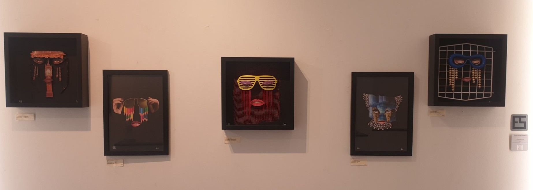 L'art d'Éric Schmickrath se nourrit des petites choses du quotidien : une lumière, un objet trouvé ou un geste suffisent à faire naître une œuvre. Avec cette création aux allures pop et décalées, l'artiste démontre toute l'étendue et la liberté de son univers visuel. Lors de ce reportage photo pour Dropmuse, j'ai pu apprécier la parfaite intégration de ses assemblages dans la scénographie de la Hôte Gallery pour l'exposition bruxelloise "Copy/Paste".
Voir les liens utiles en bas de la description.

Pour tout savoir sur l'exposition et soutenir les artistes locaux :
Découvrez le profil complet de l'artiste plasticien Éric Schmickrath : https://dropmuse.art/artiste/eric-schmickrath-plasticien-bruxelles
Toutes les infos sur l'événement "Copy/Paste" à la Hôte Gallery (jusqu'au 2 novembre 2026) : https://dropmuse.art/evenement/copypaste-hote-gallery-203-rue-haute-1000-bruxelles
Suivez le travail photographique de Massimo Bortolini : https://www.instagram.com/bortolinimassimo/
Explorez l'univers de Radboud Kuypers : https://radboud.art
Le reportage est signé Jérôme Selosse pour Dropmuse, la plateforme de la culture locale : https://www.dropmuse.art

Photographie — Copy/Paste, Hôte Gallery, Bruxelles