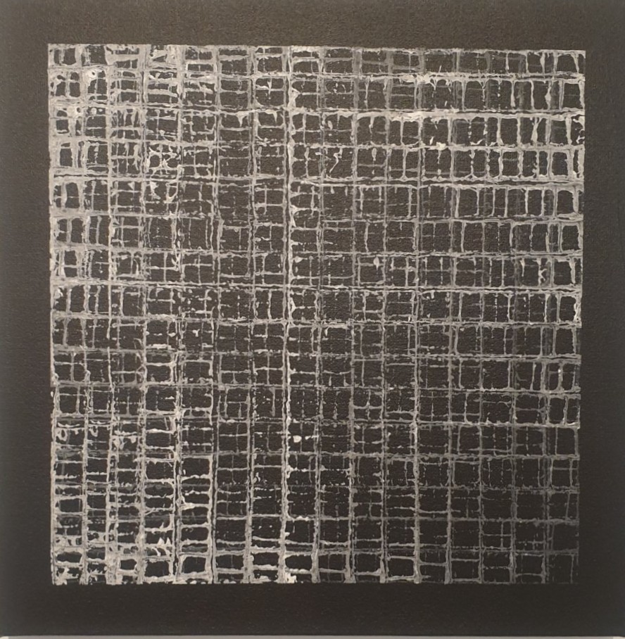 Gros plan sur une œuvre fascinante aux motifs géométriques et texturés, qui illustre parfaitement l'univers singulier de Radboud Kuypers. Présentée dans le cadre de l'exposition "Copy/Paste", cette création tout en contraste trouve parfaitement sa place sur les murs de la Hôte Gallery. Toujours en cours jusqu'au 2 novembre 2026, cette exposition d'art contemporain bruxelloise est un véritable terrain de jeu photographique pour mon reportage Dropmuse.
Voir les liens utiles en bas de la description.

Pour tout savoir sur l'exposition et les artistes :
Le reportage est signé Jérôme Selosse pour Dropmuse : https://www.dropmuse.art
Toutes les infos sur l'événement "Copy/Paste" (jusqu'au 2 novembre 2026) : https://dropmuse.art/evenement/copypaste-hote-gallery-203-rue-haute-1000-bruxelles
Découvrez le profil de l'artiste plasticien Eric Schmickrath : https://dropmuse.art/artiste/eric-schmickrath-plasticien-bruxelles
Suivez le travail photographique de Massimo Bortolini : https://www.instagram.com/bortolinimassimo/
Explorez l'univers de Radboud Kuypers : https://radboud.art

Photographie — Copy/Paste, Hôte Gallery, Bruxelles