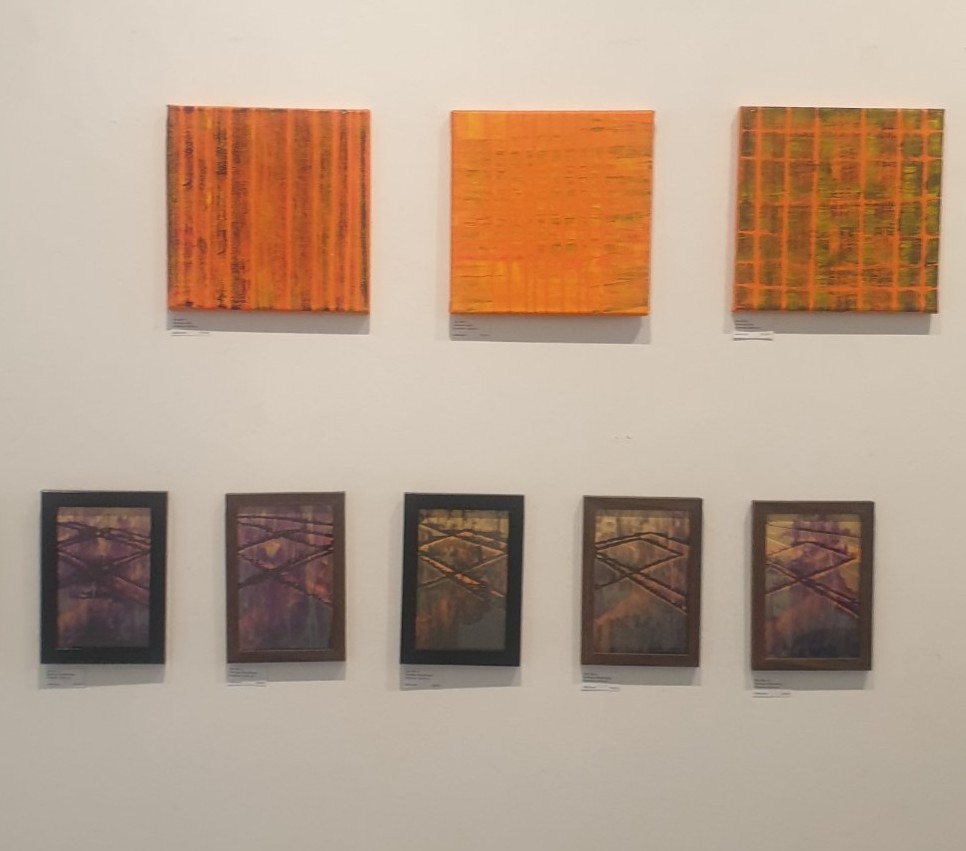 Plongée dans l'univers visuel de Radboud Kuypers. Ses œuvres, alliant textures vibrantes et compositions sombres, apportent une belle profondeur à l'exposition collective "Copy/Paste". Ce reportage photo par Dropmuse souligne la qualité de la sélection proposée par la Hôte Gallery, une adresse de choix pour soutenir la création et l'art contemporain à Bruxelles.
Voir les liens utiles en bas de la description.

Pour tout savoir sur l'exposition et les artistes :
Le reportage est signé Jérôme Selosse pour Dropmuse : https://www.dropmuse.art
Toutes les infos sur l'événement "Copy/Paste" (jusqu'au 2 novembre 2026) : https://dropmuse.art/evenement/copypaste-hote-gallery-203-rue-haute-1000-bruxelles
Découvrez le profil de l'artiste plasticien Eric Schmickrath : https://dropmuse.art/artiste/eric-schmickrath-plasticien-bruxelles
Suivez le travail photographique de Massimo Bortolini : https://www.instagram.com/bortolinimassimo/
Explorez l'univers de Radboud Kuypers : https://radboud.art

Photographie — Copy/Paste, Hôte Gallery, Bruxelles