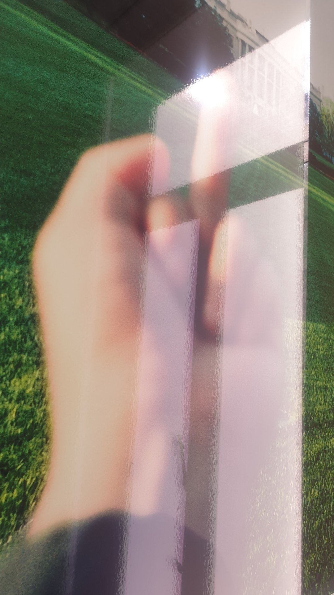 Instant d’intimité visuelle et de perception sensible à travers les reflets des œuvres d’Ai Weiwei. L’art contemporain se vit comme une expérience immersive où la lumière, le spectateur et la pièce dialoguent à chaque instant. Au cours de cette visite de l'exposition « The Art of Defiance », Jérôme Selosse ( https://dropmuse.art/artiste/jerome-selosse-artiste-numerique-dessinateur-bruxelles ) et son confrère artiste Txema Muñoz ( https://dropmuse.art/artiste/txema-munoz | https://texemamunoz.art ) explorent les mécanismes du regard et la posture de l'artiste dans la cité. Explorez les coulisses de la création et les chroniques artistiques sur https://www.dropmuse.art

Photographie — Exposition Ai Weiwei - 'The Art of Defiance' - Patrick Derom Gallery Bruxelles