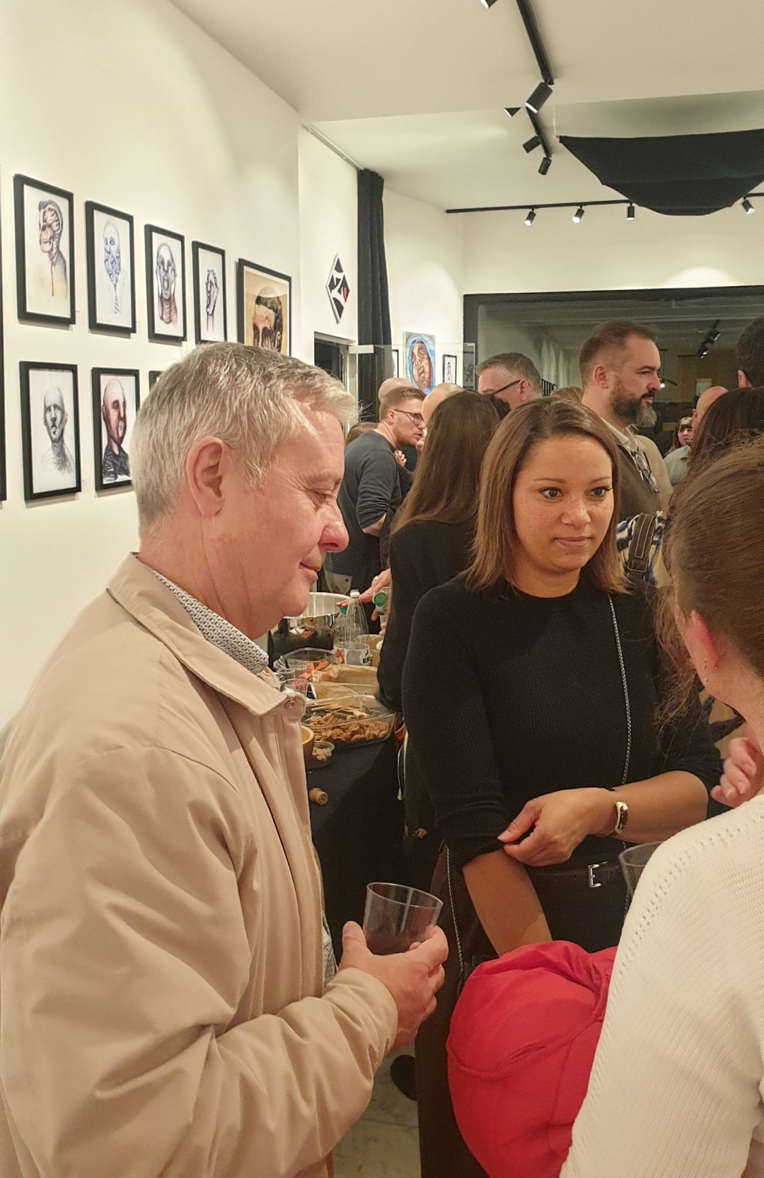 Conversations au vernissage de « The Working Dead », l'exposition de Renier Semidey chez Zaza from Brussels, rue Blaes à Bruxelles.

Un verre à la main, les invités se croisent devant le buffet. Au mur, la série de petits portraits encadrés de noir de Renier Semidey : des crânes allongés et des regards fixes, au stylo-bille et à l'encre. Le premier soir d'une exposition, c'est aussi ça : des rencontres, des discussions, l'art qui se partage.

« The Working Dead » de Renier Semidey, jusqu'au 15 novembre 2026 chez Zaza from Brussels, rue Blaes 122, 1000 Bruxelles (Marolles). Le mercredi de 11h à 18h, du jeudi au dimanche de 11h à 19h. Entrée libre.

Voir les liens utiles en bas de la description.

🔗 Pour aller plus loin et soutenir l'art local :
L'exposition « The Working Dead » de Renier Semidey : https://dropmuse.art/evenement/the-working-dead-renier-semidey-zazafrombrussels-bruxelles-a9c827
Renier Semidey sur Instagram : https://www.instagram.com/renier_del_mediodia/
La fiche acteur culturel de Zaza from Brussels : https://dropmuse.art/acteur-culturel/zazafrombrussels
Le site de la galerie : https://zazafrombrussels.com/
Suivre la galerie sur Instagram : https://www.instagram.com/zazafrombrussels/
La galerie sur Facebook : https://www.facebook.com/GalerieZazafromBrussels/
Retrouvez toute l'actualité culturelle sur DROPMUSE : https://dropmuse.art/