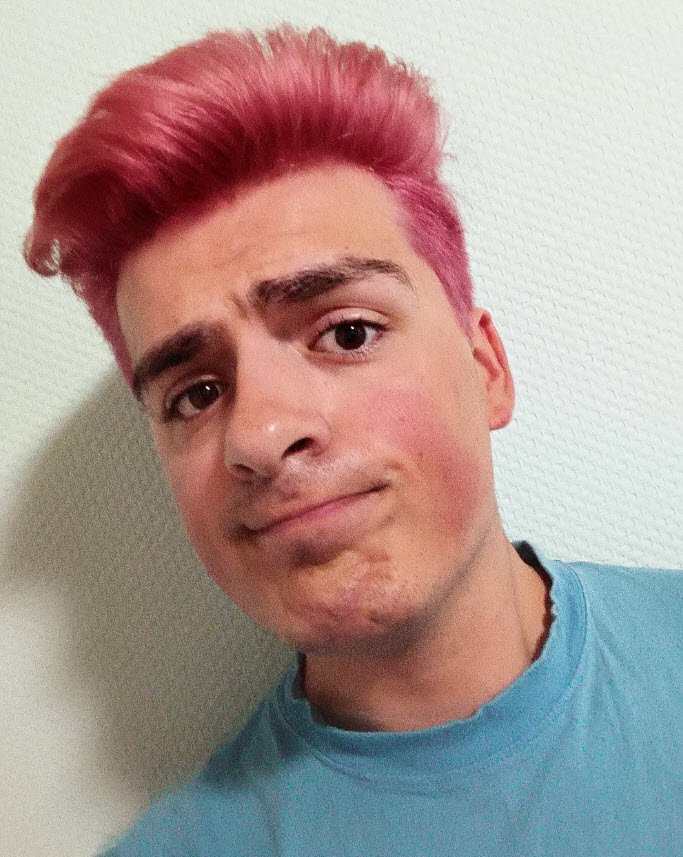 Portrait de VKanello - petite folie capillaire en rose — VKanello