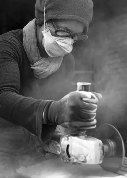 Halinka Jakubowska au travail : processus de sculpture et geste créatif en atelier à Liège — Halinka Jakubowska
