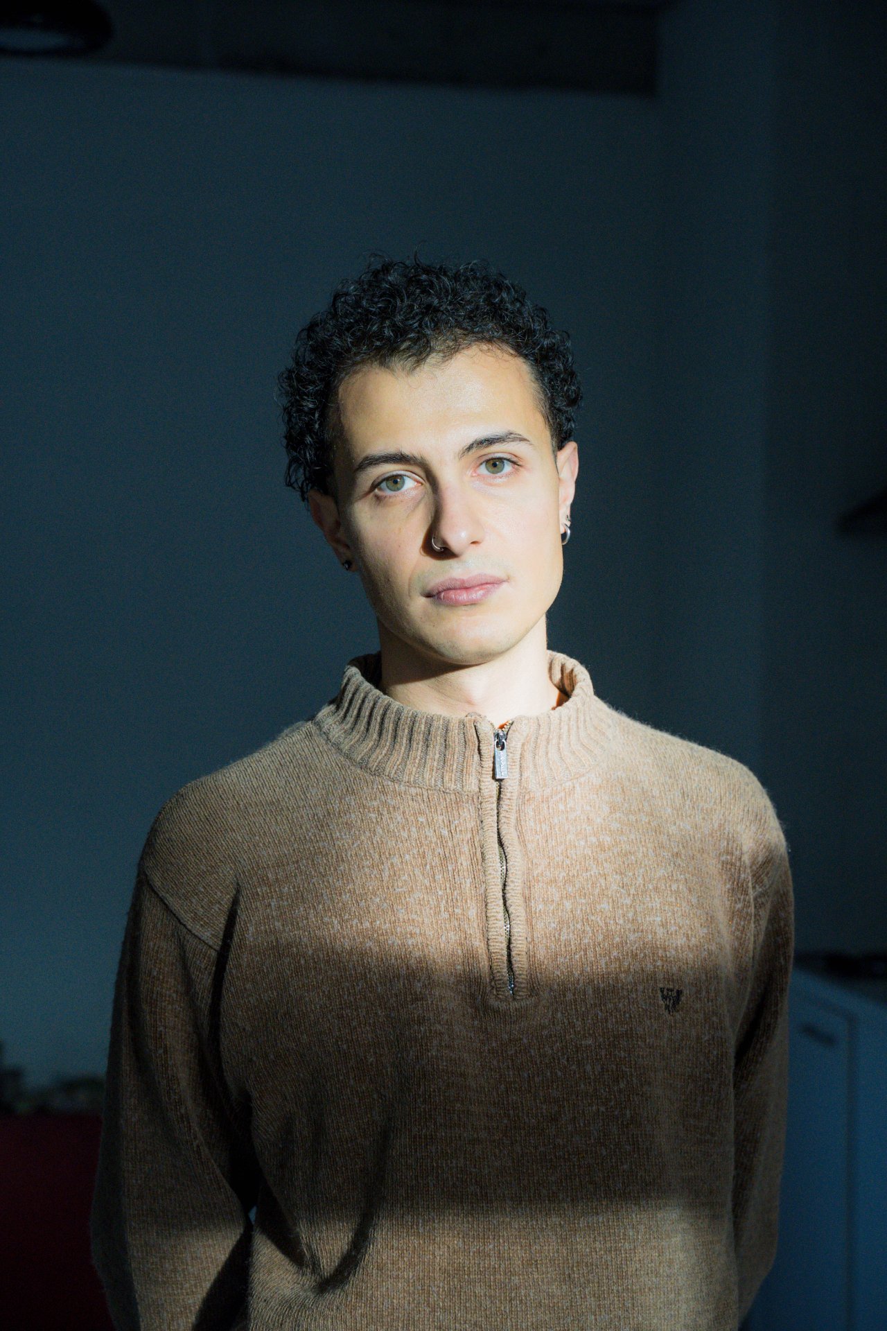 Portrait d'Abel Hartooni, artiste plasticien et sonore, participant au Parcours d'Artistes d'Ixelles 2026. Il expose ses œuvres mêlant peinture, sculpture, vidéo et son autour des thèmes de l'identité diasporique et de la mémoire. À découvrir aux KULT XL Ateliers 3 (étape n°38), situés au 21a rue Wiertz à Ixelles.

Crédit photo - Gabrielle Liefooghe pour le Parcours d'Artistes d'Ixelles 2026 @googoo.eyes__ @ici_vaisseau_mere

Fiche de l'évènement (Dropmuse) :
https://dropmuse.art/evenement/parcours-dartistes-dixelles-2026-ateliers-ouverts-creation-locale-ixelles-ixelles-bruxelles
Site internet de la photographe (Gabrielle Liefooghe) :
https://www.gabrielleliefooghe.com/
Instagram de la photographe :
https://www.instagram.com/googoo.eyes__/
Instagram de l'organisateur (Vaisseau Mère) :
https://www.instagram.com/ici_vaisseau_mere/

Kult Ixelles sur DROPMUSE :
https://dropmuse.art/acteur-culturel/kult-ixelles-institution-residence-ixelles