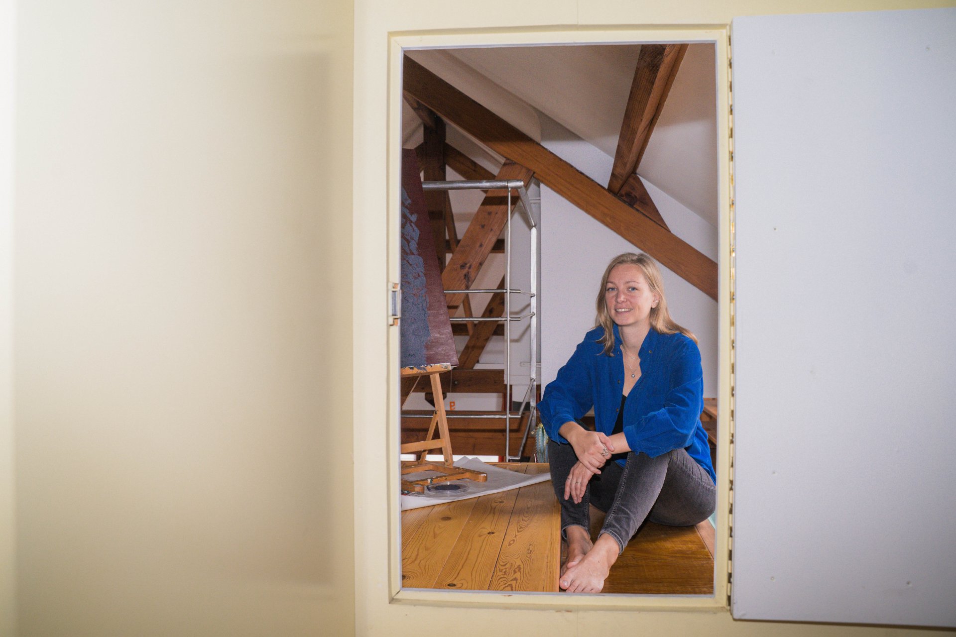 Portrait de l'artiste estonienne Agnes Aasmaa assise dans un espace chaleureux sous les toits, posant à côté de l'une de ses toiles texturées. À l'occasion du Parcours d'Artistes d'Ixelles 2026, elle dévoile ses peintures tridimensionnelles de visages, créées à partir d'acrylique et de marc de café recyclé. Une démarche artistique écoresponsable à découvrir à l'étape n°26 au Virginia Café (39 rue Lesbroussart, Ixelles).

Crédit photo - Gabrielle Liefooghe pour le Parcours d'Artistes d'Ixelles 2026 @googoo.eyes__ @ici_vaisseau_mere

Crédits & Liens :
Pour préparer votre visite et retrouver toutes les infos sur cette exposition, consultez la fiche de l'événement sur Dropmuse : https://dropmuse.art/evenement/parcours-dartistes-dixelles-2026-ateliers-ouverts-creation-locale-ixelles-ixelles-bruxelles. Ce parcours célébrant la création locale est organisé par Vaisseau Mère (Instagram : https://www.instagram.com/ici_vaisseau_mere/). Un grand merci à la photographe Gabrielle Liefooghe pour ce portrait. Découvrez son travail sur son site web (https://www.gabrielleliefooghe.com/) et sur Instagram (https://www.instagram.com/googoo.eyes__/).

Kult Ixelles sur DROPMUSE :
https://dropmuse.art/acteur-culturel/kult-ixelles-institution-residence-ixelles