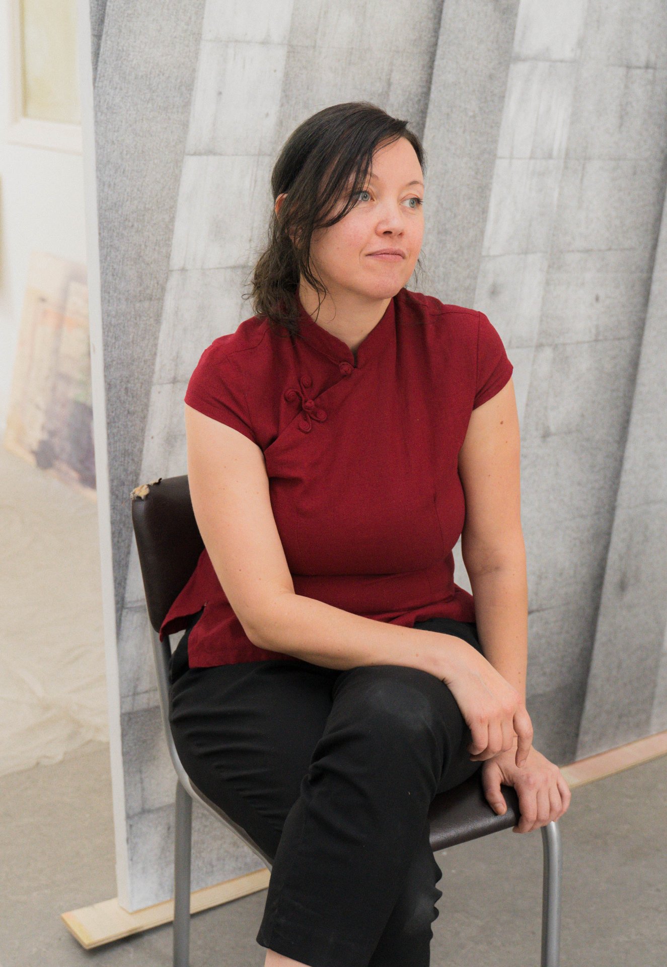 Portrait de l'artiste visuelle Amélie Scotta dans son atelier, posant devant l'une de ses œuvres grand format. Née à Nantes et diplômée de La Cambre avec grande distinction, elle vit et travaille aujourd'hui à Bruxelles. Spécialisée dans le dessin et l'image imprimée, elle ouvre les portes de son espace créatif à l'occasion du Parcours d'Artistes d'Ixelles 2026. À découvrir à l'étape n°2, aux KULT XL Ateliers 1 (179 avenue du Bois de la Cambre).

Crédit photo - Gabrielle Liefooghe pour le Parcours d'Artistes d'Ixelles 2026 @googoo.eyes__ @ici_vaisseau_mere

Crédits & Liens :
Pour préparer votre visite et retrouver toutes les infos sur cette exposition, consultez la fiche de l'événement sur Dropmuse : https://dropmuse.art/evenement/parcours-dartistes-dixelles-2026-ateliers-ouverts-creation-locale-ixelles-ixelles-bruxelles. Ce parcours célébrant la création locale est organisé par Vaisseau Mère (Instagram : https://www.instagram.com/ici_vaisseau_mere/). Un grand merci à la photographe Gabrielle Liefooghe pour ce portrait. Découvrez son travail sur son site web (https://www.gabrielleliefooghe.com/) et sur Instagram (https://www.instagram.com/googoo.eyes__/).

Kult Ixelles sur DROPMUSE :
https://dropmuse.art/acteur-culturel/kult-ixelles-institution-residence-ixelles