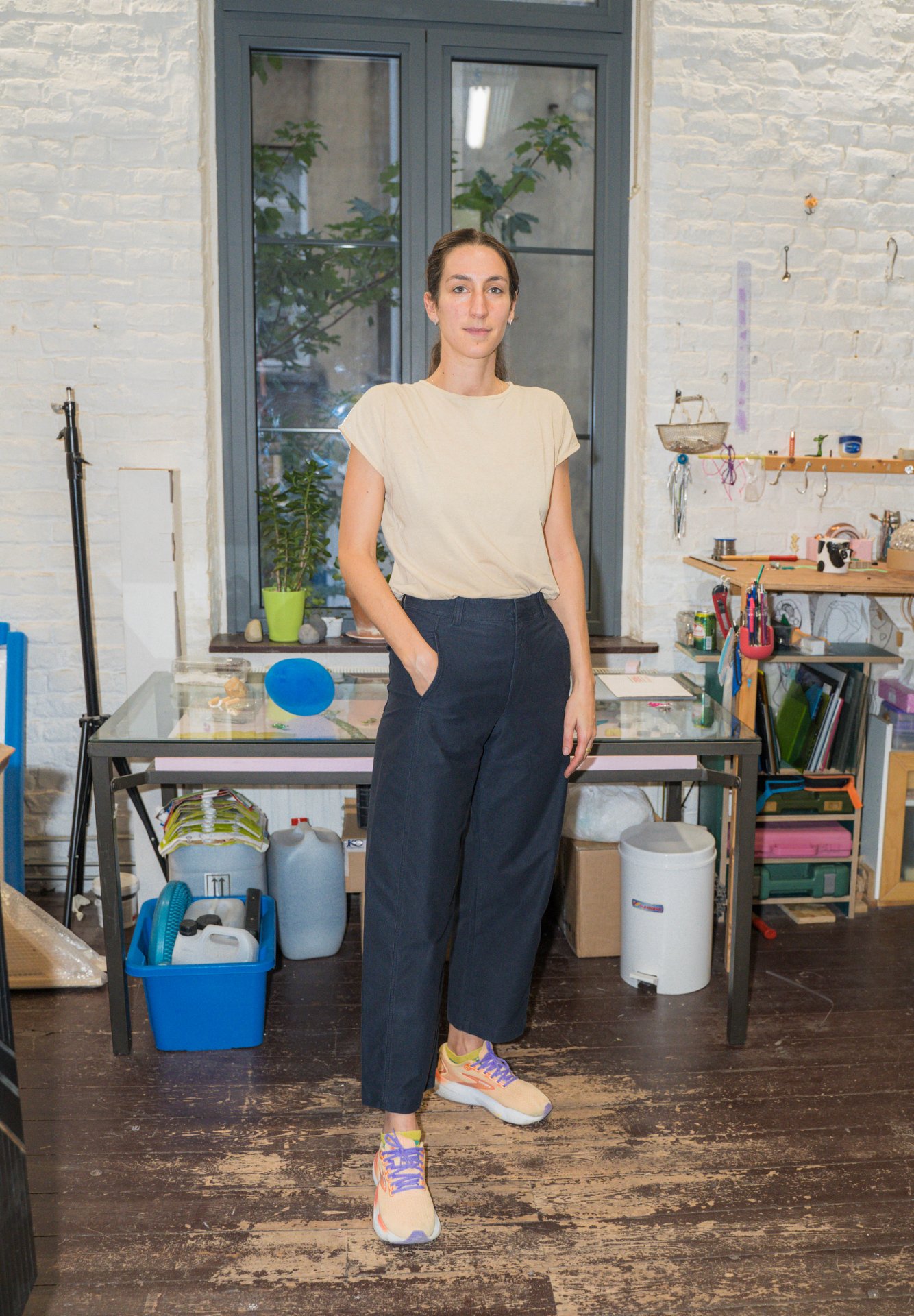 Portrait de l'artiste italienne Anna Zanichelli dans son espace de création bruxellois, entourée de ses outils et expérimentations. À l'occasion du Parcours d'Artistes d'Ixelles 2026, elle ouvre les portes de l'Atelier Labaf (étape n°29), situé au 28 rue de Vergnies. Diplômée en peinture et en sculpture, elle y présente sa pratique centrée sur l'installation et le travail in situ, explorant les relations fascinantes entre l'espace, la matière et la forme.

Crédit photo - Gabrielle Liefooghe pour le Parcours d'Artistes d'Ixelles 2026 @googoo.eyes__ @ici_vaisseau_mere

Crédits & Liens :
Pour plonger dans l'univers d'Anna Zanichelli avant votre visite, découvrez son site web (https://annazanichelli.com) et suivez ses projets sur Instagram (https://www.instagram.com/annazanichellistudio).
Retrouvez toutes les infos pratiques et la carte complète du parcours sur la fiche de l'événement Dropmuse : https://dropmuse.art/evenement/parcours-dartistes-dixelles-2026-ateliers-ouverts-creation-locale-ixelles-ixelles-bruxelles. Ce parcours célébrant la création locale est fièrement organisé par Vaisseau Mère (Instagram : https://www.instagram.com/ici_vaisseau_mere/). Un grand merci à la photographe Gabrielle Liefooghe pour ce superbe portrait pris sur le vif. Découvrez son portfolio sur son site web (https://www.gabrielleliefooghe.com/) et sur Instagram (https://www.instagram.com/googoo.eyes__/).

Kult Ixelles sur DROPMUSE :
https://dropmuse.art/acteur-culturel/kult-ixelles-institution-residence-ixelles