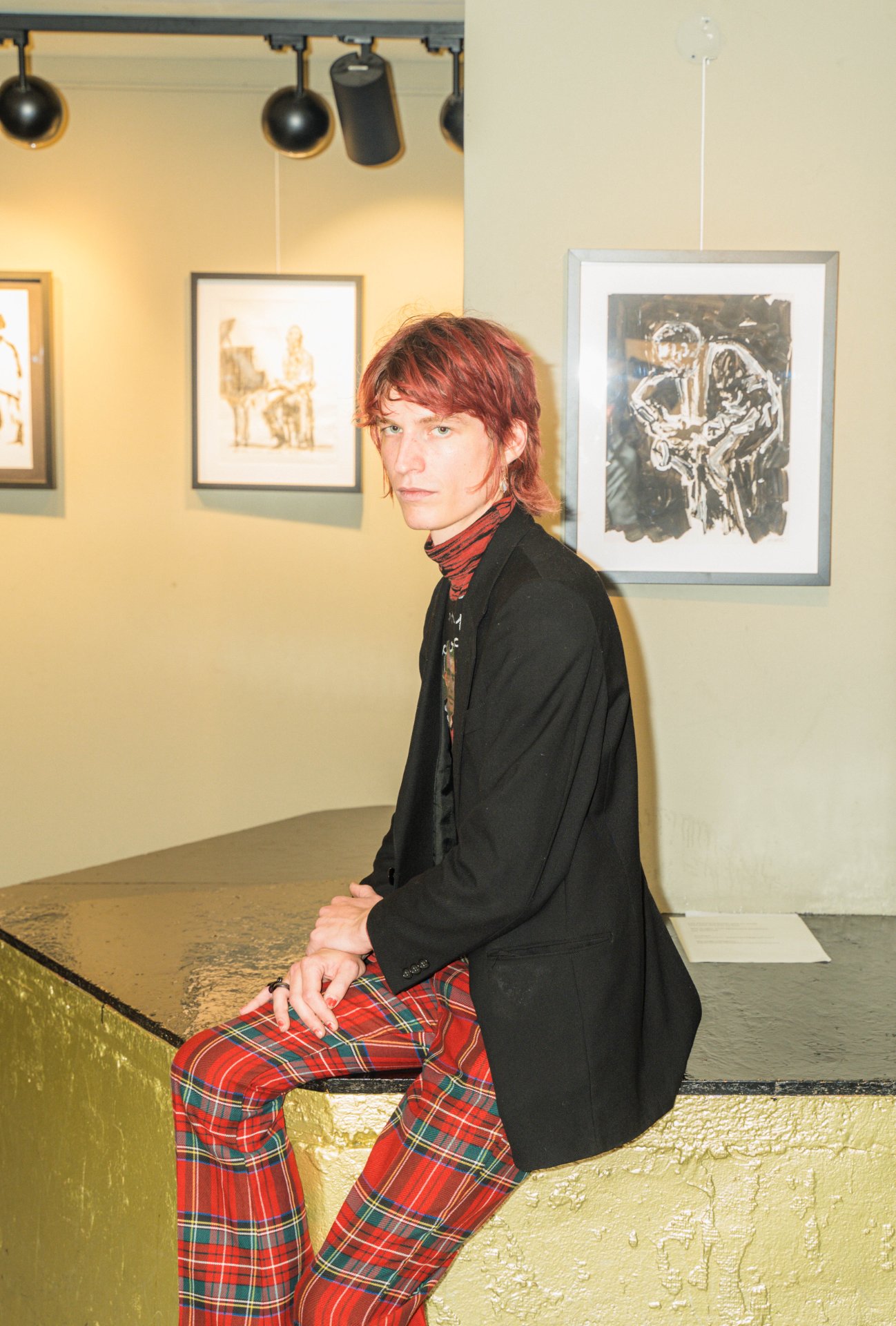 Un artiste de l'atelier 180 Degrés pose devant des dessins encadrés, lors de l'exposition collective au Théâtre Marni. L'atelier 180 Degrés réunit douze artistes nés d'une même cohabitation créative ; l'exposition est ponctuée d'une performance de Lucas Loop autour du corps et de ses métamorphoses. À découvrir au Théâtre Marni (étape n°28), 25 rue de Vergnies, le vendredi 6 novembre, de 13h à 22h, pendant le Parcours d'Artistes d'Ixelles 2026.

Crédit photo - Gabrielle Liefooghe pour le Parcours d'Artistes d'Ixelles 2026 @googoo.eyes__ @ici_vaisseau_mere

Crédits & Liens :
Instagram : https://www.instagram.com/atelier_180degres/
Fiche de l'événement (Dropmuse) : https://dropmuse.art/evenement/parcours-dartistes-dixelles-2026-ateliers-ouverts-creation-locale-ixelles-ixelles-bruxelles
Organisation : Vaisseau Mère — https://www.instagram.com/ici_vaisseau_mere/
Photographe Gabrielle Liefooghe : https://www.gabrielleliefooghe.com/ — https://www.instagram.com/googoo.eyes__/

Kult Ixelles sur DROPMUSE :
https://dropmuse.art/acteur-culturel/kult-ixelles-institution-residence-ixelles