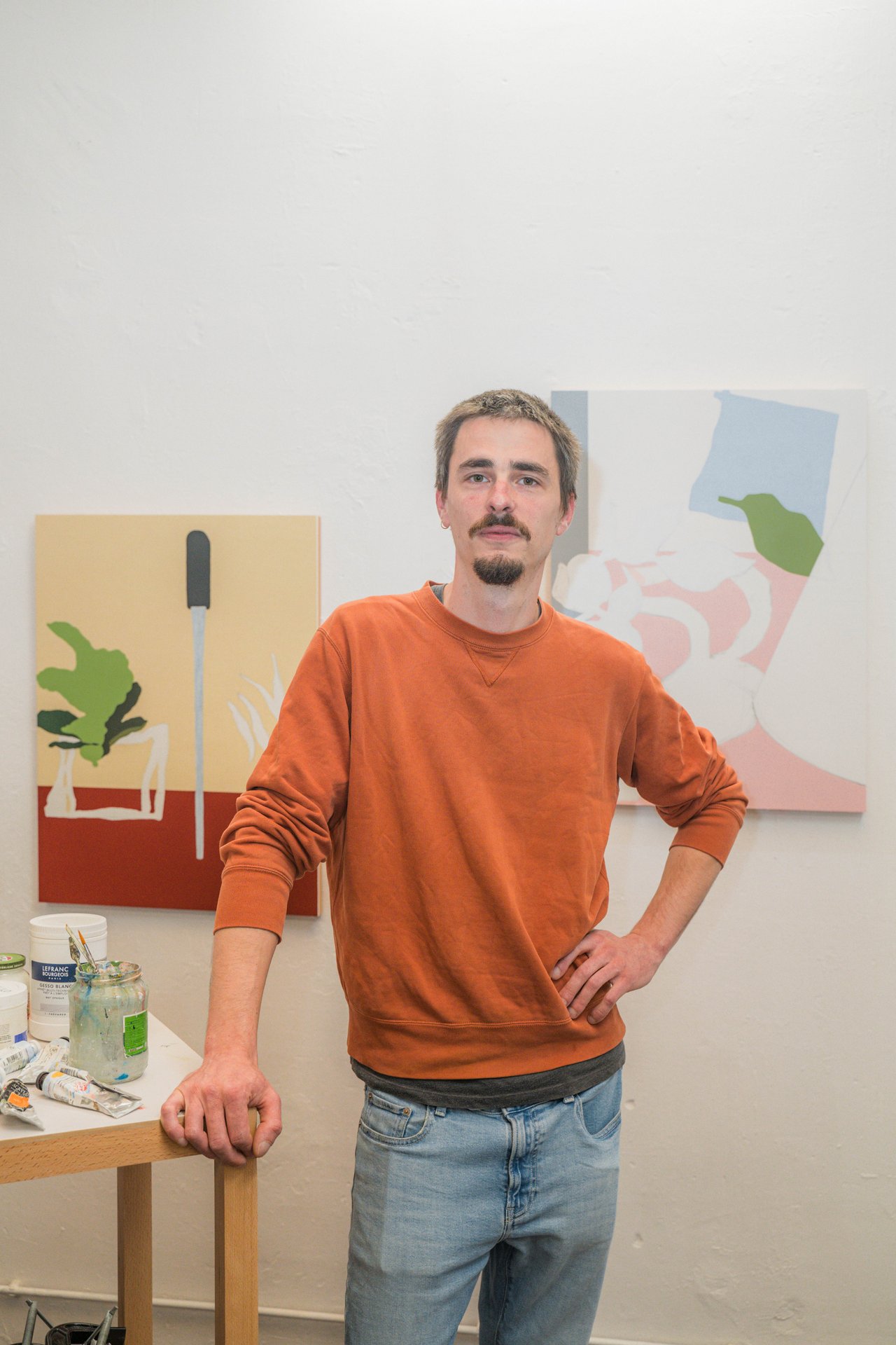 Portrait du peintre Branko Kante dans son atelier LABAF, appuyé à sa table de travail devant ses toiles colorées. Né en Italie et formé à Liège, Branko Kante travaille à l'atelier LABAF, où sa peinture fait dialoguer figuration et abstraction, jusque dans des installations qui associent toiles et objets en volume. À découvrir à l'Atelier Labaf (étape n°29), 28 rue de Vergnies, le vendredi 6 novembre de 18h à 22h, puis le samedi 7 et le dimanche 8 de 11h à 18h, pendant le Parcours d'Artistes d'Ixelles 2026.

Crédit photo - Gabrielle Liefooghe pour le Parcours d'Artistes d'Ixelles 2026 @googoo.eyes__ @ici_vaisseau_mere

Crédits & Liens :
Site : https://brankokante.com
Instagram : https://www.instagram.com/branko_kante/
Fiche de l'événement (Dropmuse) : https://dropmuse.art/evenement/parcours-dartistes-dixelles-2026-ateliers-ouverts-creation-locale-ixelles-ixelles-bruxelles
Organisation : Vaisseau Mère — https://www.instagram.com/ici_vaisseau_mere/
Photographe Gabrielle Liefooghe : https://www.gabrielleliefooghe.com/ — https://www.instagram.com/googoo.eyes__/

Kult Ixelles sur DROPMUSE :
https://dropmuse.art/acteur-culturel/kult-ixelles-institution-residence-ixelles