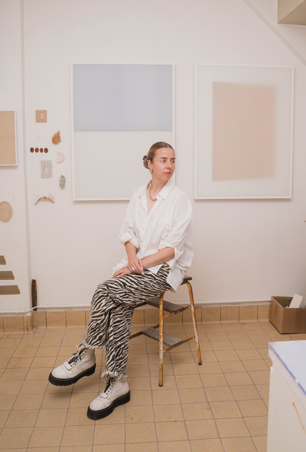 Portrait de la graveuse Camille Truyffaut, assise dans son atelier lumineux à UR Square, devant ses œuvres aux tons pâles. Diplômée en gravure de l'Académie royale des Beaux-Arts d'Anvers, Camille Truyffaut assemble papiers, verres et céramiques pour révéler comment la lumière transforme couleurs, textures et surfaces. À découvrir à UR Square (étape n°16), 227 avenue de la Couronne, le vendredi 6 novembre de 18h à 22h, puis le samedi 7 et le dimanche 8 de 11h à 18h, pendant le Parcours d'Artistes d'Ixelles 2026.

Crédit photo - Gabrielle Liefooghe pour le Parcours d'Artistes d'Ixelles 2026 @googoo.eyes__ @ici_vaisseau_mere

Crédits & Liens :
Instagram : https://www.instagram.com/camilletruyffaut/
Fiche de l'événement (Dropmuse) : https://dropmuse.art/evenement/parcours-dartistes-dixelles-2026-ateliers-ouverts-creation-locale-ixelles-ixelles-bruxelles
Organisation : Vaisseau Mère — https://www.instagram.com/ici_vaisseau_mere/
Photographe Gabrielle Liefooghe : https://www.gabrielleliefooghe.com/ — https://www.instagram.com/googoo.eyes__/

Kult Ixelles sur DROPMUSE :
https://dropmuse.art/acteur-culturel/kult-ixelles-institution-residence-ixelles