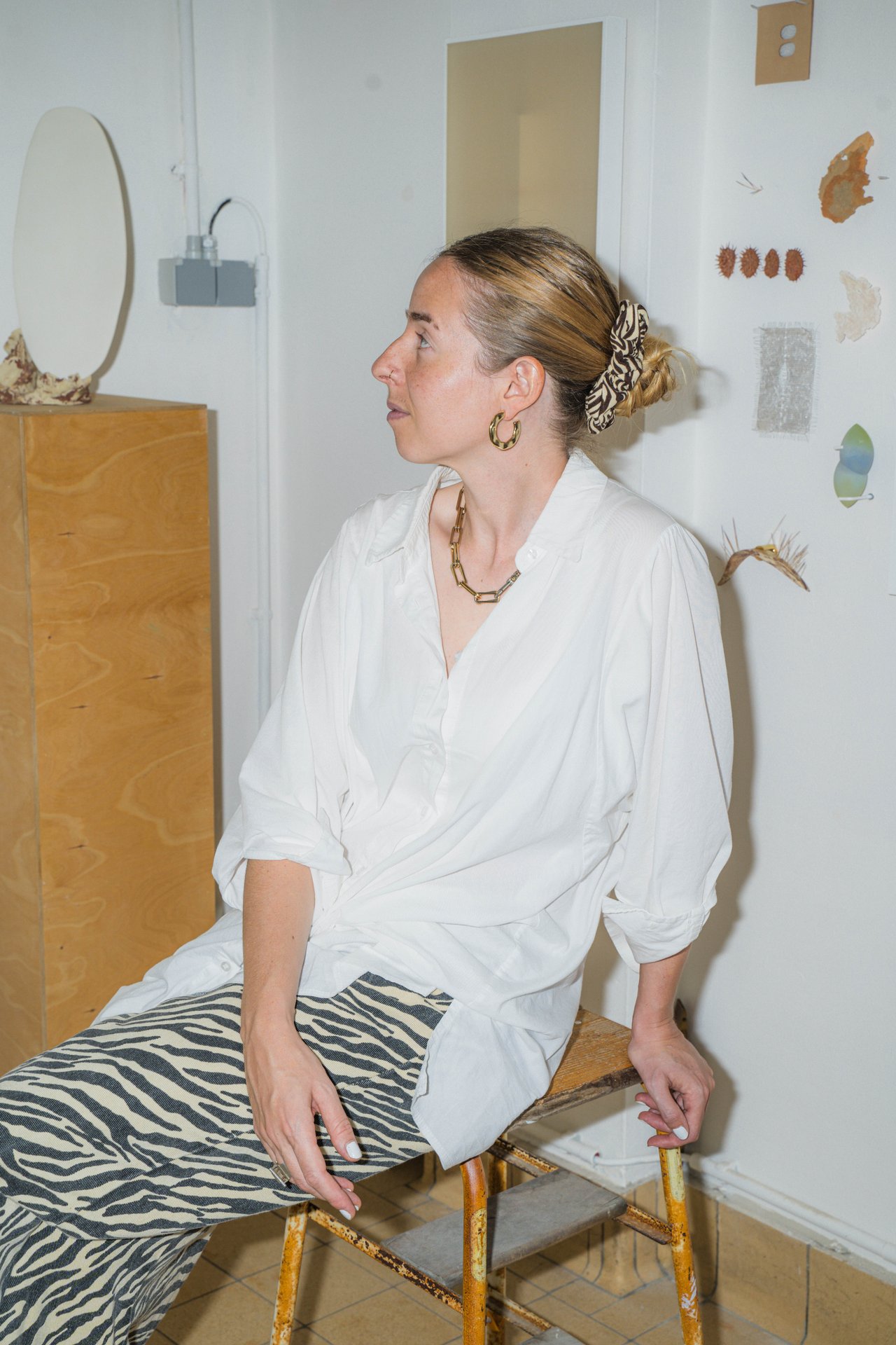 Camille Truyffaut, de profil, assise dans l'Atelier Truyffaut à UR Square, parmi ses objets et petites céramiques. Diplômée en gravure de l'Académie royale des Beaux-Arts d'Anvers, Camille Truyffaut assemble papiers, verres et céramiques pour révéler comment la lumière transforme couleurs, textures et surfaces. À découvrir à UR Square (étape n°16), 227 avenue de la Couronne, le vendredi 6 novembre de 18h à 22h, puis le samedi 7 et le dimanche 8 de 11h à 18h, pendant le Parcours d'Artistes d'Ixelles 2026.

Crédit photo - Gabrielle Liefooghe pour le Parcours d'Artistes d'Ixelles 2026 @googoo.eyes__ @ici_vaisseau_mere

Crédits & Liens :
Instagram : https://www.instagram.com/camilletruyffaut/
Fiche de l'événement (Dropmuse) : https://dropmuse.art/evenement/parcours-dartistes-dixelles-2026-ateliers-ouverts-creation-locale-ixelles-ixelles-bruxelles
Organisation : Vaisseau Mère — https://www.instagram.com/ici_vaisseau_mere/
Photographe Gabrielle Liefooghe : https://www.gabrielleliefooghe.com/ — https://www.instagram.com/googoo.eyes__/

Kult Ixelles sur DROPMUSE :
https://dropmuse.art/acteur-culturel/kult-ixelles-institution-residence-ixelles