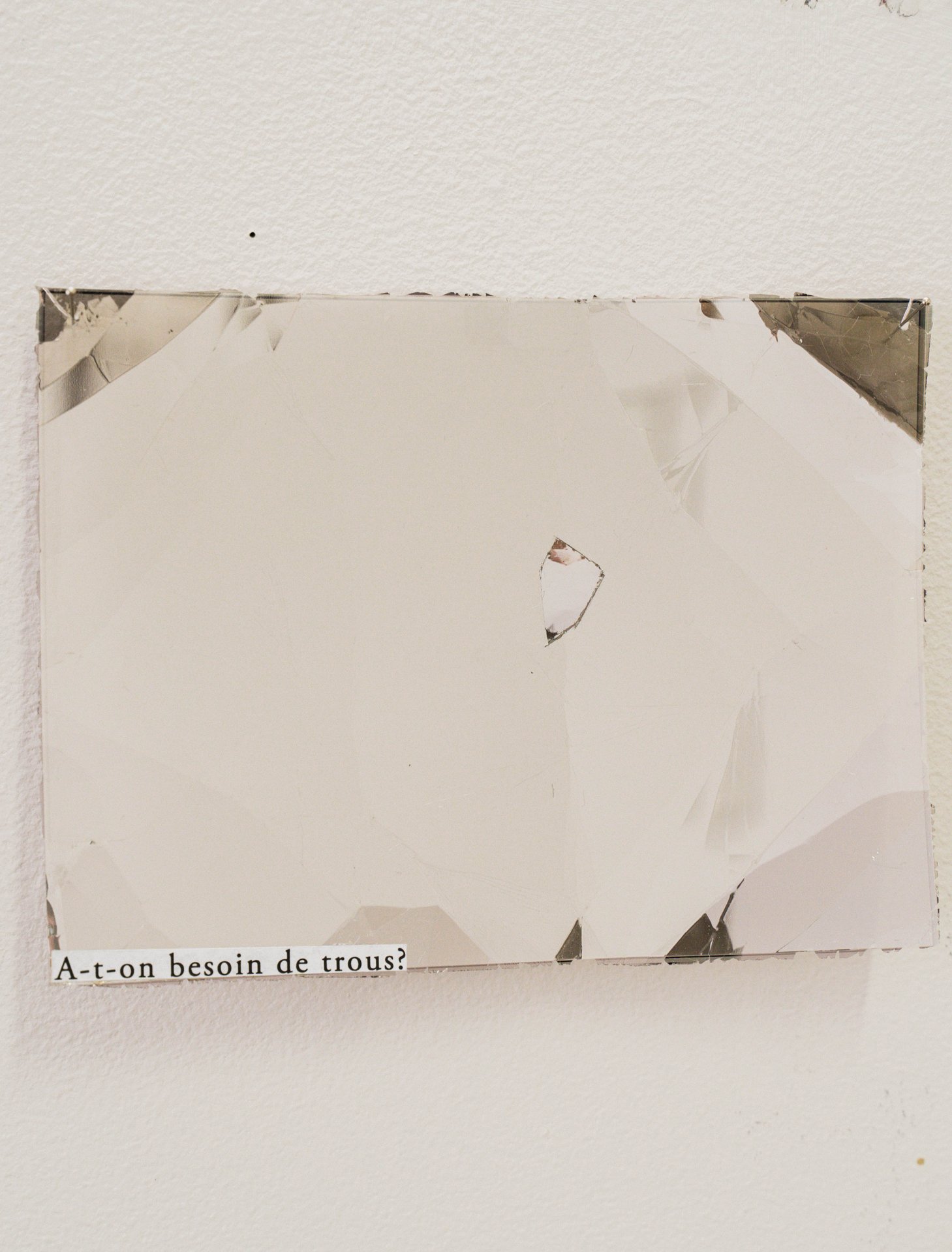 Une œuvre de Claudine Smal : une feuille trouée et déchirée, fixée au mur, sous l'inscription « A-t-on besoin de trous ? ». Claudine Smal travaille l'entropie, l'impermanence et les métamorphoses du vivant : par la peinture, la sculpture, la vidéo et l'installation, avec l'or, la pierre ou le textile, elle explore la fragilité, la blessure et la réparation. À découvrir à l'étape n°5 du parcours, 73 rue du Relais, le vendredi 6 novembre de 18h à 22h, puis le samedi 7 et le dimanche 8 de 11h à 18h, pendant le Parcours d'Artistes d'Ixelles 2026.

Crédit photo - Gabrielle Liefooghe pour le Parcours d'Artistes d'Ixelles 2026 @googoo.eyes__ @ici_vaisseau_mere

Crédits & Liens :
Site : https://claudinesmal.be
Instagram : https://www.instagram.com/claudine.smal/
Fiche de l'événement (Dropmuse) : https://dropmuse.art/evenement/parcours-dartistes-dixelles-2026-ateliers-ouverts-creation-locale-ixelles-ixelles-bruxelles
Organisation : Vaisseau Mère — https://www.instagram.com/ici_vaisseau_mere/
Photographe Gabrielle Liefooghe : https://www.gabrielleliefooghe.com/ — https://www.instagram.com/googoo.eyes__/

Kult Ixelles sur DROPMUSE :
https://dropmuse.art/acteur-culturel/kult-ixelles-institution-residence-ixelles