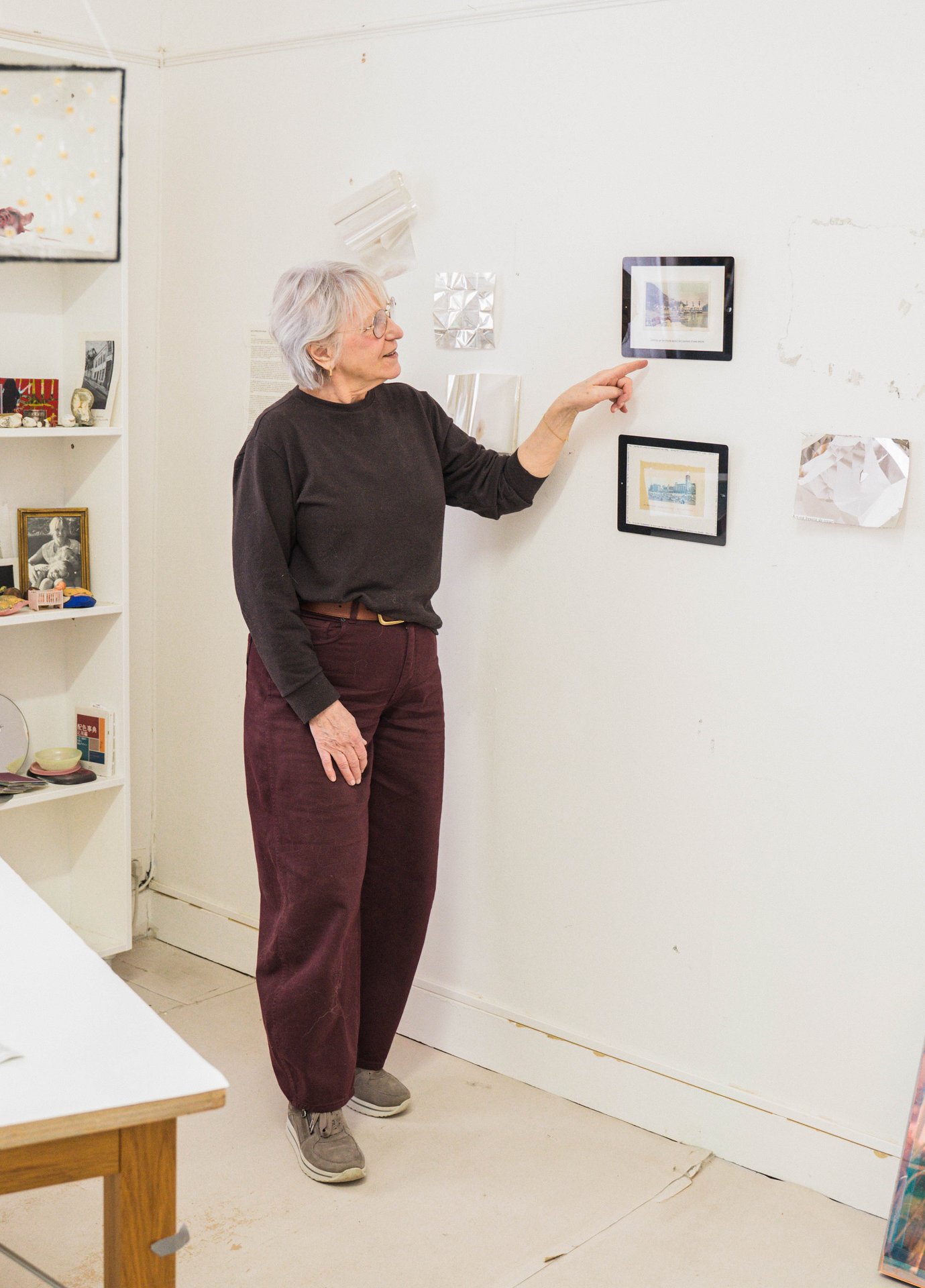 L'artiste Claudine Smal montre l'une de ses petites œuvres encadrées dans son atelier blanc de la rue du Relais, à Ixelles. Claudine Smal travaille l'entropie, l'impermanence et les métamorphoses du vivant : par la peinture, la sculpture, la vidéo et l'installation, avec l'or, la pierre ou le textile, elle explore la fragilité, la blessure et la réparation. À découvrir à l'étape n°5 du parcours, 73 rue du Relais, le vendredi 6 novembre de 18h à 22h, puis le samedi 7 et le dimanche 8 de 11h à 18h, pendant le Parcours d'Artistes d'Ixelles 2026.

Crédit photo - Gabrielle Liefooghe pour le Parcours d'Artistes d'Ixelles 2026 @googoo.eyes__ @ici_vaisseau_mere

Crédits & Liens :
Site : https://claudinesmal.be
Instagram : https://www.instagram.com/claudine.smal/
Fiche de l'événement (Dropmuse) : https://dropmuse.art/evenement/parcours-dartistes-dixelles-2026-ateliers-ouverts-creation-locale-ixelles-ixelles-bruxelles
Organisation : Vaisseau Mère — https://www.instagram.com/ici_vaisseau_mere/
Photographe Gabrielle Liefooghe : https://www.gabrielleliefooghe.com/ — https://www.instagram.com/googoo.eyes__/

Kult Ixelles sur DROPMUSE :
https://dropmuse.art/acteur-culturel/kult-ixelles-institution-residence-ixelles