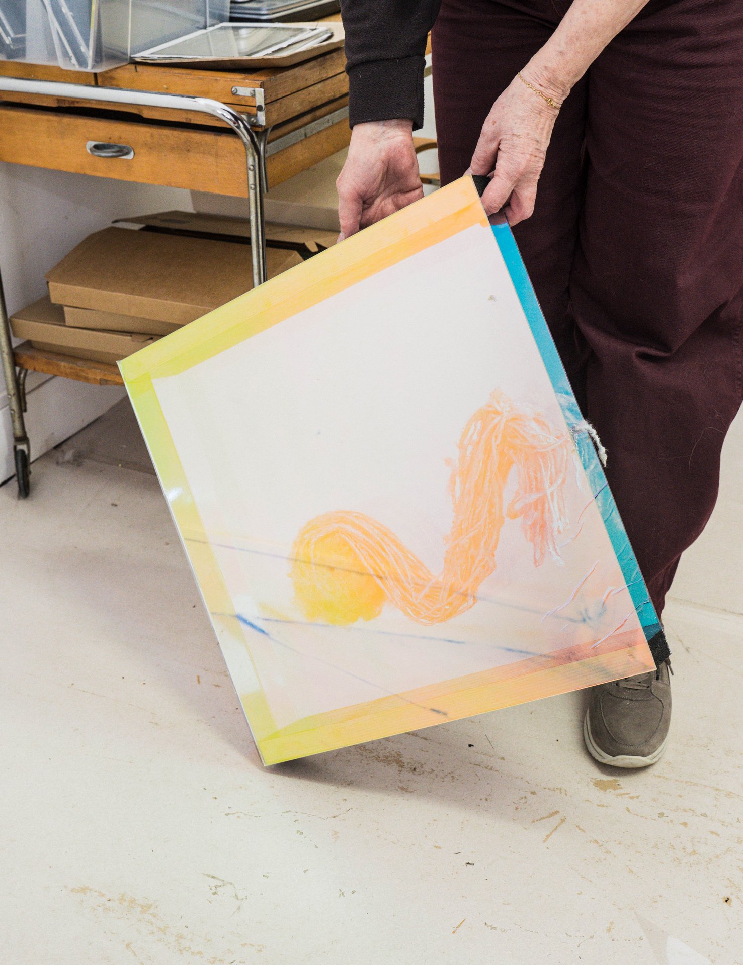 Les mains de Claudine Smal présentent une œuvre sur support transparent, cerclée de couleurs vives, où serpente un trait orange. Claudine Smal travaille l'entropie, l'impermanence et les métamorphoses du vivant : par la peinture, la sculpture, la vidéo et l'installation, avec l'or, la pierre ou le textile, elle explore la fragilité, la blessure et la réparation. À découvrir à l'étape n°5 du parcours, 73 rue du Relais, le vendredi 6 novembre de 18h à 22h, puis le samedi 7 et le dimanche 8 de 11h à 18h, pendant le Parcours d'Artistes d'Ixelles 2026.

Crédit photo - Gabrielle Liefooghe pour le Parcours d'Artistes d'Ixelles 2026 @googoo.eyes__ @ici_vaisseau_mere

Crédits & Liens :
Site : https://claudinesmal.be
Instagram : https://www.instagram.com/claudine.smal/
Fiche de l'événement (Dropmuse) : https://dropmuse.art/evenement/parcours-dartistes-dixelles-2026-ateliers-ouverts-creation-locale-ixelles-ixelles-bruxelles
Organisation : Vaisseau Mère — https://www.instagram.com/ici_vaisseau_mere/
Photographe Gabrielle Liefooghe : https://www.gabrielleliefooghe.com/ — https://www.instagram.com/googoo.eyes__/

Kult Ixelles sur DROPMUSE :
https://dropmuse.art/acteur-culturel/kult-ixelles-institution-residence-ixelles