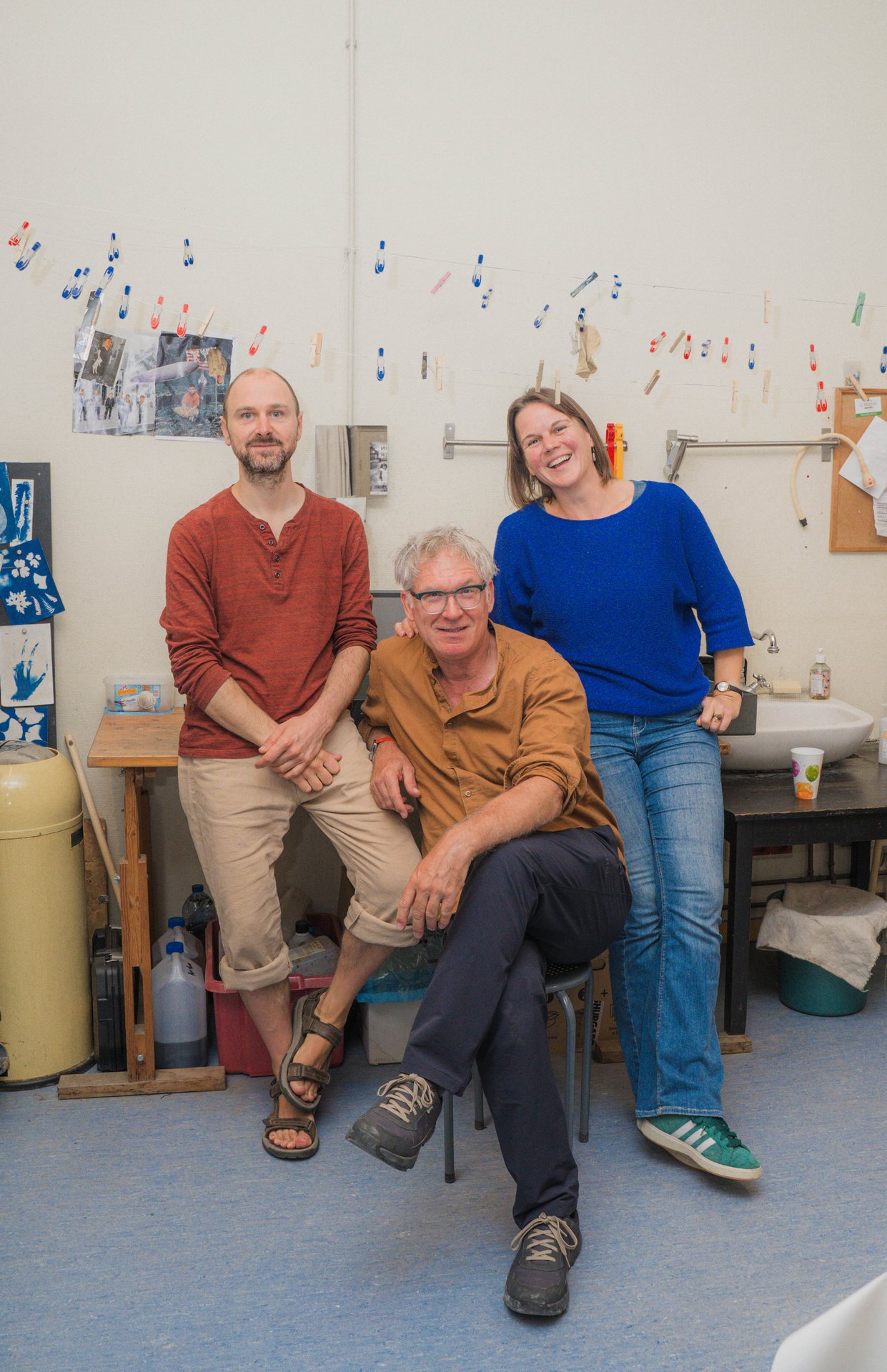 Le collectif Co'lab réuni dans son laboratoire photo partagé à UR Square, entre tirages et cyanotypes au mur. Laboratoire photo partagé fondé par Myriam Andries, Sander de Wilde et Nicolas Andry, rejoints par Déborah Kempczynski, Co'lab explore les procédés artisanaux et écoresponsables comme la cyanotypie et les chimies naturelles. À découvrir à UR Square (étape n°16), 227 avenue de la Couronne, le vendredi 6 novembre de 18h à 22h, puis le samedi 7 et le dimanche 8 de 11h à 18h, pendant le Parcours d'Artistes d'Ixelles 2026.

Crédit photo - Gabrielle Liefooghe pour le Parcours d'Artistes d'Ixelles 2026 @googoo.eyes__ @ici_vaisseau_mere

Crédits & Liens :
Site : https://colab.collectifs.net
Fiche de l'événement (Dropmuse) : https://dropmuse.art/evenement/parcours-dartistes-dixelles-2026-ateliers-ouverts-creation-locale-ixelles-ixelles-bruxelles
Organisation : Vaisseau Mère — https://www.instagram.com/ici_vaisseau_mere/
Photographe Gabrielle Liefooghe : https://www.gabrielleliefooghe.com/ — https://www.instagram.com/googoo.eyes__/

Kult Ixelles sur DROPMUSE :
https://dropmuse.art/acteur-culturel/kult-ixelles-institution-residence-ixelles