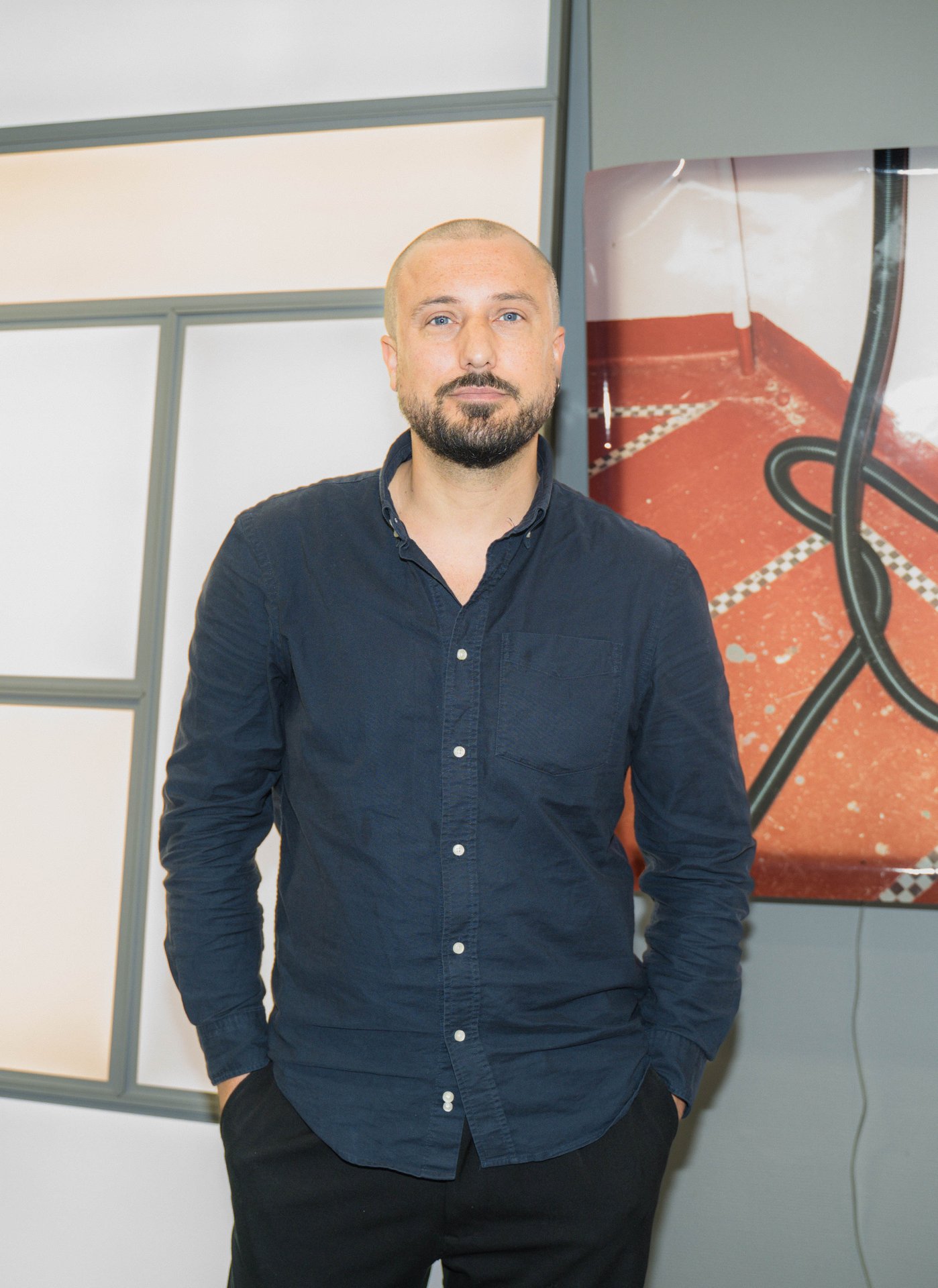 Portrait de l'artiste lumière et photographe Colin Fincoeur dans son studio de UR Square, devant l'une de ses photographies. Concepteur et artiste lumière, longtemps éclairagiste d'expositions à Bozar, Colin Fincoeur mêle installations lumineuses et photographie ; avec MODULE, il fait de la lumière une matière qui redessine l'architecture. À découvrir à UR Square (étape n°16), 227 avenue de la Couronne, le vendredi 6 novembre de 18h à 22h, puis le samedi 7 et le dimanche 8 de 11h à 18h, pendant le Parcours d'Artistes d'Ixelles 2026.

Crédit photo - Gabrielle Liefooghe pour le Parcours d'Artistes d'Ixelles 2026 @googoo.eyes__ @ici_vaisseau_mere

Crédits & Liens :
Site : https://fincoeurcolin.com
Instagram : https://www.instagram.com/colin_fincoeur_lighting/
Fiche de l'événement (Dropmuse) : https://dropmuse.art/evenement/parcours-dartistes-dixelles-2026-ateliers-ouverts-creation-locale-ixelles-ixelles-bruxelles
Organisation : Vaisseau Mère — https://www.instagram.com/ici_vaisseau_mere/
Photographe Gabrielle Liefooghe : https://www.gabrielleliefooghe.com/ — https://www.instagram.com/googoo.eyes__/

Kult Ixelles sur DROPMUSE :
https://dropmuse.art/acteur-culturel/kult-ixelles-institution-residence-ixelles