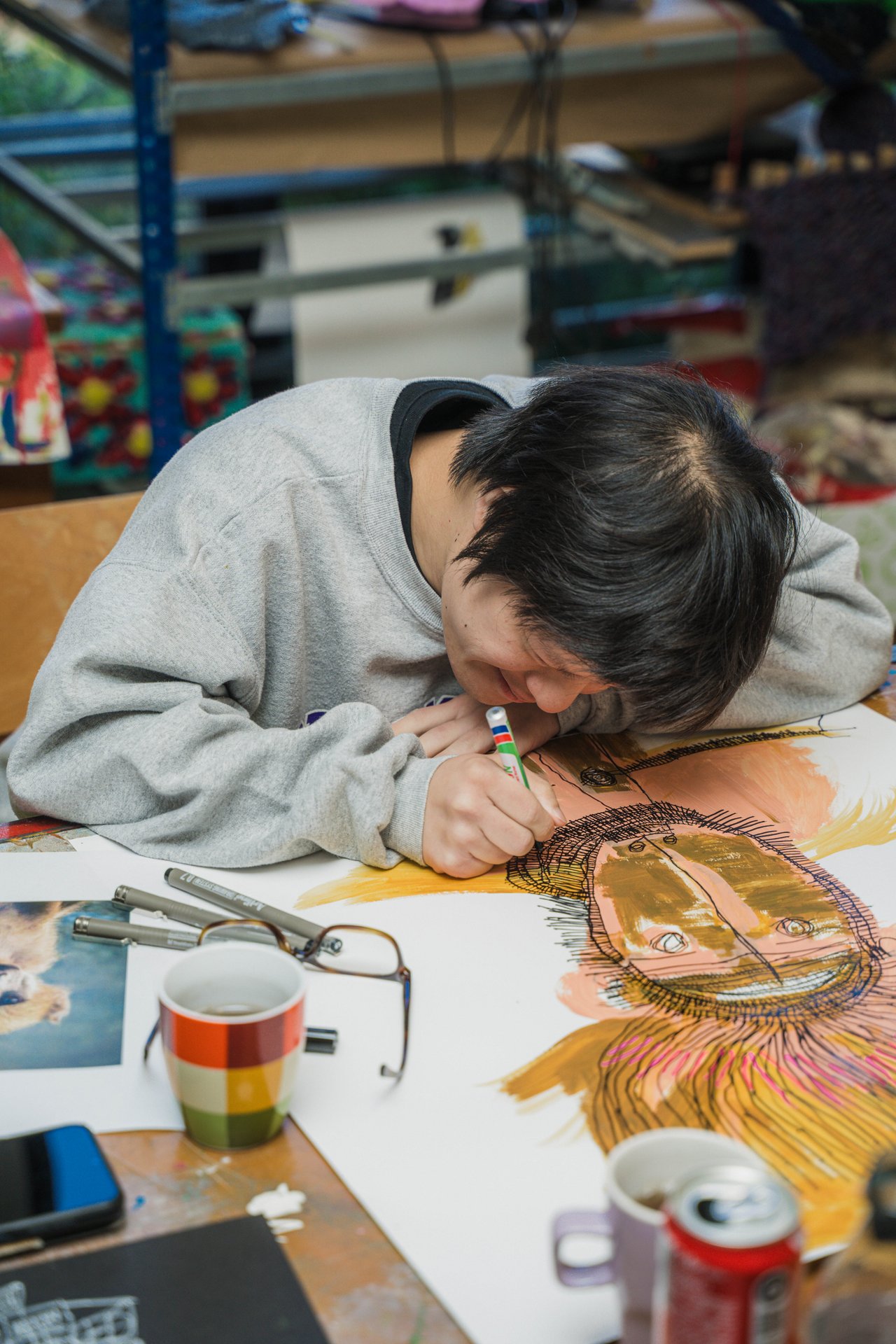 Penché sur sa feuille, un artiste du Créahmbxl dessine un visage aux motifs minutieux. Laboratoire d'expérimentation artistique pour des artistes en situation de handicap mental, le Créahmbxl ouvre ses ateliers et présente une exposition collective de dix artistes. À découvrir au Créahmbxl (étape n°18), 224 avenue de la Couronne, le samedi 7 et le dimanche 8 novembre, de 11h à 18h, pendant le Parcours d'Artistes d'Ixelles 2026.

Crédit photo - Gabrielle Liefooghe pour le Parcours d'Artistes d'Ixelles 2026 @googoo.eyes__ @ici_vaisseau_mere

Crédits & Liens :
Site : https://creahmbxl.be
Fiche de l'événement (Dropmuse) : https://dropmuse.art/evenement/parcours-dartistes-dixelles-2026-ateliers-ouverts-creation-locale-ixelles-ixelles-bruxelles
Organisation : Vaisseau Mère — https://www.instagram.com/ici_vaisseau_mere/
Photographe Gabrielle Liefooghe : https://www.gabrielleliefooghe.com/ — https://www.instagram.com/googoo.eyes__/

Kult Ixelles sur DROPMUSE :
https://dropmuse.art/acteur-culturel/kult-ixelles-institution-residence-ixelles