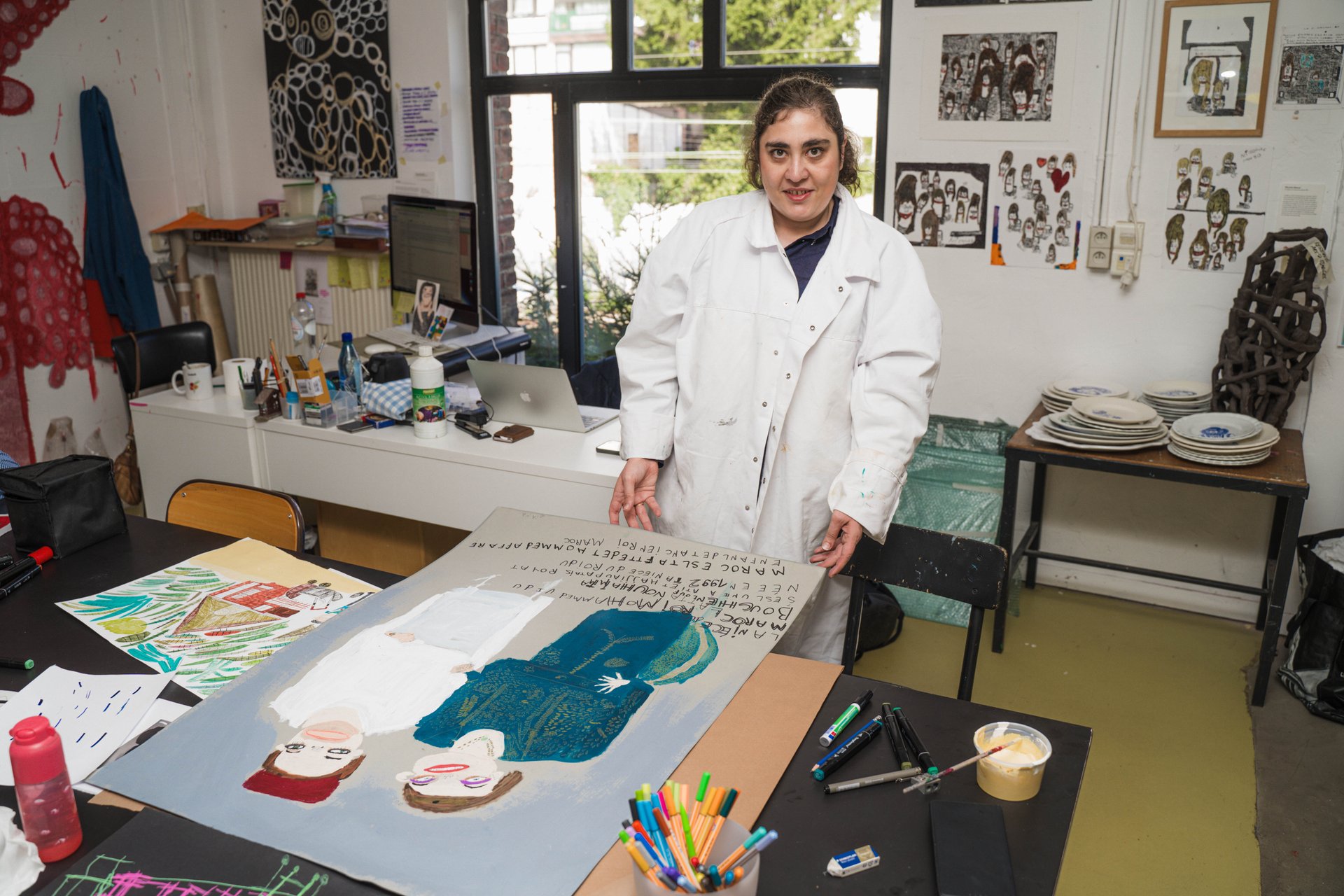 Dans l'atelier du Créahmbxl, une artiste en blouse blanche présente une grande peinture sur tissu. Laboratoire d'expérimentation artistique pour des artistes en situation de handicap mental, le Créahmbxl ouvre ses ateliers et présente une exposition collective de dix artistes. À découvrir au Créahmbxl (étape n°18), 224 avenue de la Couronne, le samedi 7 et le dimanche 8 novembre, de 11h à 18h, pendant le Parcours d'Artistes d'Ixelles 2026.

Crédit photo - Gabrielle Liefooghe pour le Parcours d'Artistes d'Ixelles 2026 @googoo.eyes__ @ici_vaisseau_mere

Crédits & Liens :
Site : https://creahmbxl.be
Fiche de l'événement (Dropmuse) : https://dropmuse.art/evenement/parcours-dartistes-dixelles-2026-ateliers-ouverts-creation-locale-ixelles-ixelles-bruxelles
Organisation : Vaisseau Mère — https://www.instagram.com/ici_vaisseau_mere/
Photographe Gabrielle Liefooghe : https://www.gabrielleliefooghe.com/ — https://www.instagram.com/googoo.eyes__/

Kult Ixelles sur DROPMUSE :
https://dropmuse.art/acteur-culturel/kult-ixelles-institution-residence-ixelles