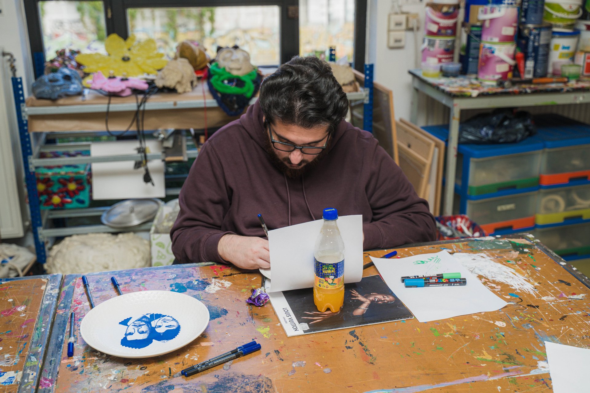 Dans l'atelier du Créahmbxl, un artiste dessine au feutre, entouré de couleurs, de céramiques et de matériel. Laboratoire d'expérimentation artistique pour des artistes en situation de handicap mental, le Créahmbxl ouvre ses ateliers et présente une exposition collective de dix artistes. À découvrir au Créahmbxl (étape n°18), 224 avenue de la Couronne, le samedi 7 et le dimanche 8 novembre, de 11h à 18h, pendant le Parcours d'Artistes d'Ixelles 2026.

Crédit photo - Gabrielle Liefooghe pour le Parcours d'Artistes d'Ixelles 2026 @googoo.eyes__ @ici_vaisseau_mere

Crédits & Liens :
Site : https://creahmbxl.be
Fiche de l'événement (Dropmuse) : https://dropmuse.art/evenement/parcours-dartistes-dixelles-2026-ateliers-ouverts-creation-locale-ixelles-ixelles-bruxelles
Organisation : Vaisseau Mère — https://www.instagram.com/ici_vaisseau_mere/
Photographe Gabrielle Liefooghe : https://www.gabrielleliefooghe.com/ — https://www.instagram.com/googoo.eyes__/

Kult Ixelles sur DROPMUSE :
https://dropmuse.art/acteur-culturel/kult-ixelles-institution-residence-ixelles