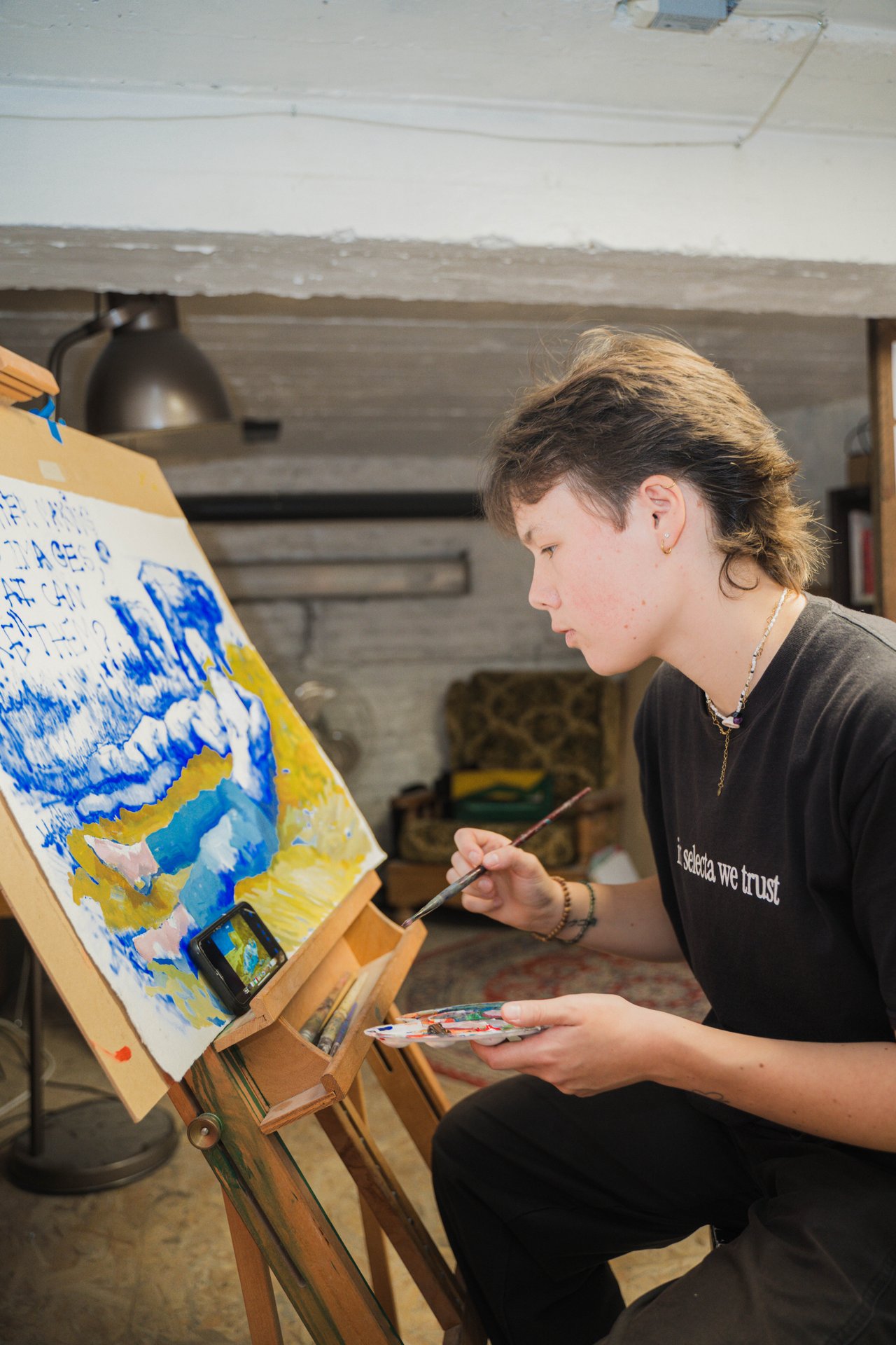 Concentration au chevalet : un·e artiste de CTRLZ travaille sa peinture bleue et jaune, palette à la main. Atelier partagé et lieu de résidence, CTRLZ accueille cette année Roman Balthazart, Xavier Daive, Reese De L'arbre, Caroline El Khoury, Kimia Nasirian, Olivia Perce et Luka Vieuville Barrier ; ses expositions se regardent aussi depuis le trottoir. À découvrir chez CTRLZ (étape n°22), 43 rue Dillens, le vendredi 6 novembre de 18h à 22h, puis le samedi 7 et le dimanche 8 de 11h à 18h, pendant le Parcours d'Artistes d'Ixelles 2026.

Crédit photo - Gabrielle Liefooghe pour le Parcours d'Artistes d'Ixelles 2026 @googoo.eyes__ @ici_vaisseau_mere

Crédits & Liens :
Instagram : https://www.instagram.com/espacectrlz/
Fiche de l'événement (Dropmuse) : https://dropmuse.art/evenement/parcours-dartistes-dixelles-2026-ateliers-ouverts-creation-locale-ixelles-ixelles-bruxelles
Organisation : Vaisseau Mère — https://www.instagram.com/ici_vaisseau_mere/
Photographe Gabrielle Liefooghe : https://www.gabrielleliefooghe.com/ — https://www.instagram.com/googoo.eyes__/

Kult Ixelles sur DROPMUSE :
https://dropmuse.art/acteur-culturel/kult-ixelles-institution-residence-ixelles