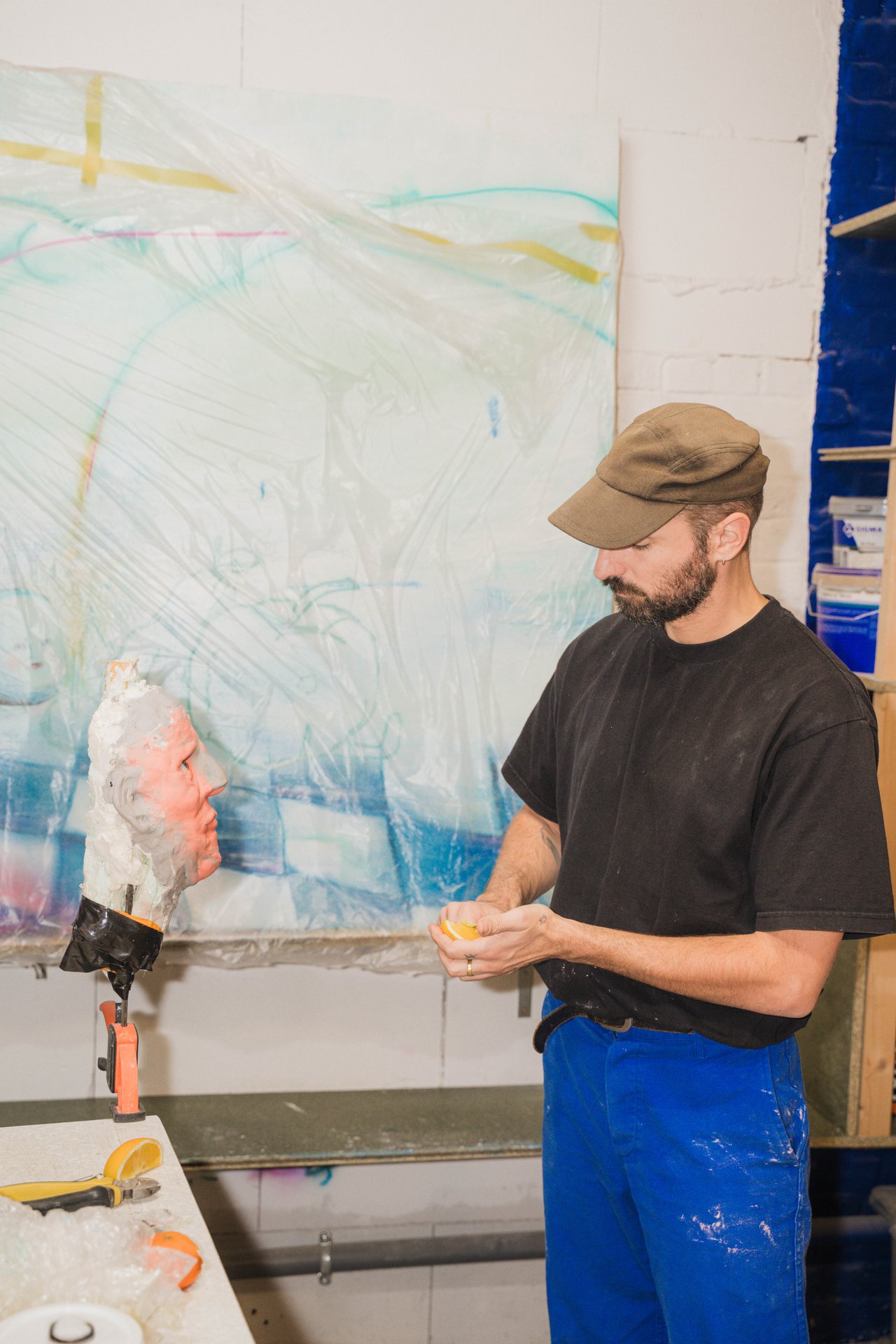 Un peintre en résidence chez CTRLZ, casquette et pantalon bleu, observe la grande toile en cours et ses masques. Atelier partagé et lieu de résidence, CTRLZ accueille cette année Roman Balthazart, Xavier Daive, Reese De L'arbre, Caroline El Khoury, Kimia Nasirian, Olivia Perce et Luka Vieuville Barrier ; ses expositions se regardent aussi depuis le trottoir. À découvrir chez CTRLZ (étape n°22), 43 rue Dillens, le vendredi 6 novembre de 18h à 22h, puis le samedi 7 et le dimanche 8 de 11h à 18h, pendant le Parcours d'Artistes d'Ixelles 2026.

Crédit photo - Gabrielle Liefooghe pour le Parcours d'Artistes d'Ixelles 2026 @googoo.eyes__ @ici_vaisseau_mere

Crédits & Liens :
Instagram : https://www.instagram.com/espacectrlz/
Fiche de l'événement (Dropmuse) : https://dropmuse.art/evenement/parcours-dartistes-dixelles-2026-ateliers-ouverts-creation-locale-ixelles-ixelles-bruxelles
Organisation : Vaisseau Mère — https://www.instagram.com/ici_vaisseau_mere/
Photographe Gabrielle Liefooghe : https://www.gabrielleliefooghe.com/ — https://www.instagram.com/googoo.eyes__/

Kult Ixelles sur DROPMUSE :
https://dropmuse.art/acteur-culturel/kult-ixelles-institution-residence-ixelles