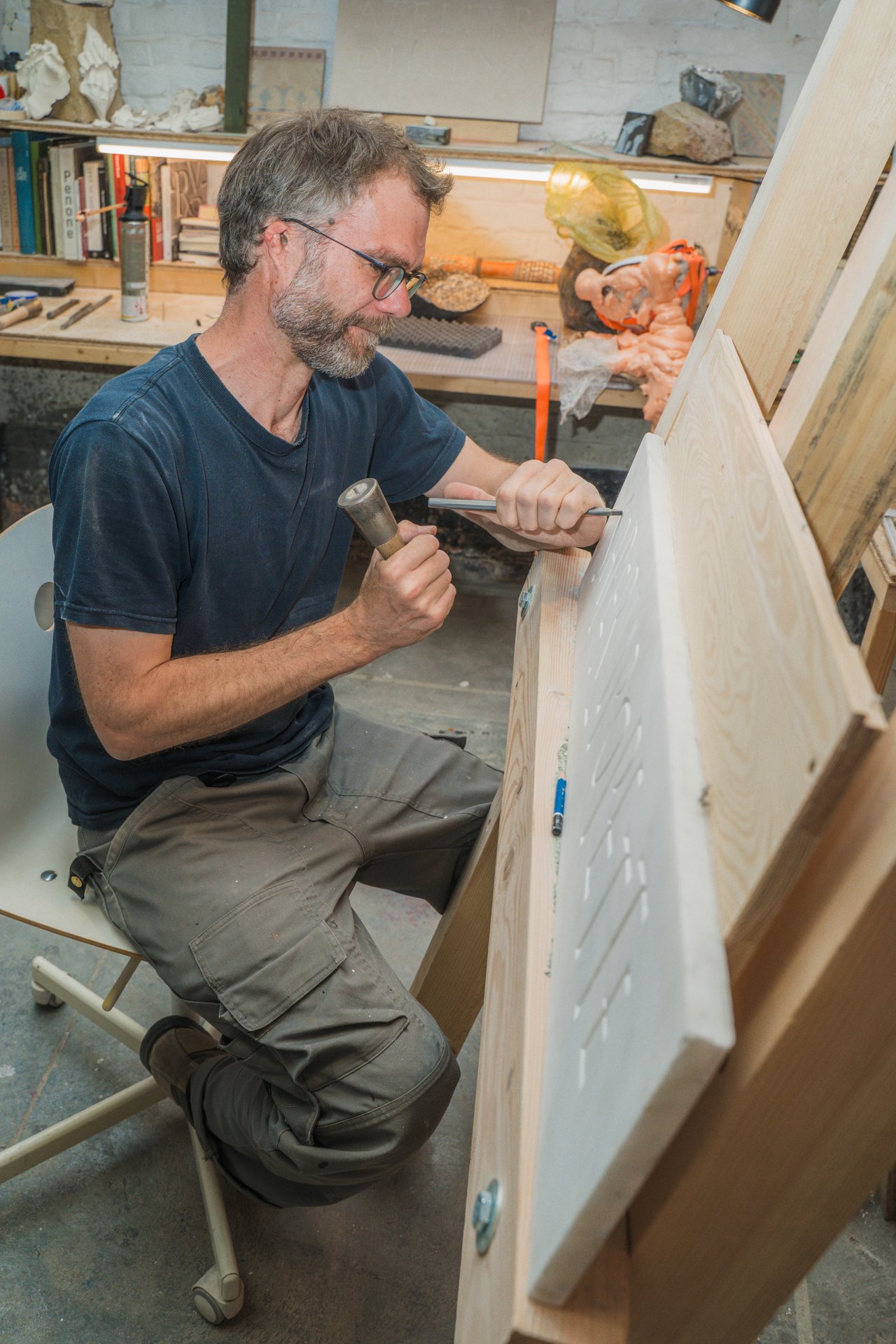 Burin et massette en main, un sculpteur en résidence chez CTRLZ grave des lettres dans la pierre. Atelier partagé et lieu de résidence, CTRLZ accueille cette année Roman Balthazart, Xavier Daive, Reese De L'arbre, Caroline El Khoury, Kimia Nasirian, Olivia Perce et Luka Vieuville Barrier ; ses expositions se regardent aussi depuis le trottoir. À découvrir chez CTRLZ (étape n°22), 43 rue Dillens, le vendredi 6 novembre de 18h à 22h, puis le samedi 7 et le dimanche 8 de 11h à 18h, pendant le Parcours d'Artistes d'Ixelles 2026.

Crédit photo - Gabrielle Liefooghe pour le Parcours d'Artistes d'Ixelles 2026 @googoo.eyes__ @ici_vaisseau_mere

Crédits & Liens :
Instagram : https://www.instagram.com/espacectrlz/
Fiche de l'événement (Dropmuse) : https://dropmuse.art/evenement/parcours-dartistes-dixelles-2026-ateliers-ouverts-creation-locale-ixelles-ixelles-bruxelles
Organisation : Vaisseau Mère — https://www.instagram.com/ici_vaisseau_mere/
Photographe Gabrielle Liefooghe : https://www.gabrielleliefooghe.com/ — https://www.instagram.com/googoo.eyes__/

Kult Ixelles sur DROPMUSE :
https://dropmuse.art/acteur-culturel/kult-ixelles-institution-residence-ixelles