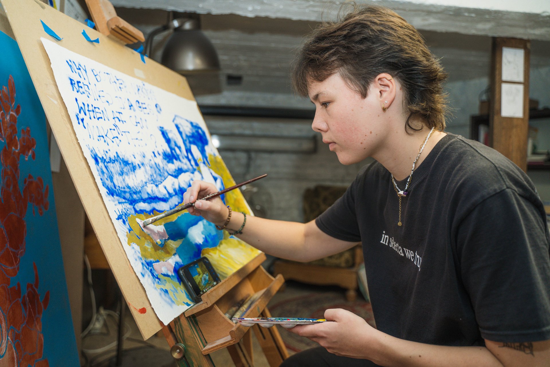Pinceau en main, un·e jeune artiste de CTRLZ peint une composition bleue et jaune posée sur un chevalet. Atelier partagé et lieu de résidence, CTRLZ accueille cette année Roman Balthazart, Xavier Daive, Reese De L'arbre, Caroline El Khoury, Kimia Nasirian, Olivia Perce et Luka Vieuville Barrier ; ses expositions se regardent aussi depuis le trottoir. À découvrir chez CTRLZ (étape n°22), 43 rue Dillens, le vendredi 6 novembre de 18h à 22h, puis le samedi 7 et le dimanche 8 de 11h à 18h, pendant le Parcours d'Artistes d'Ixelles 2026.

Crédit photo - Gabrielle Liefooghe pour le Parcours d'Artistes d'Ixelles 2026 @googoo.eyes__ @ici_vaisseau_mere

Crédits & Liens :
Instagram : https://www.instagram.com/espacectrlz/
Fiche de l'événement (Dropmuse) : https://dropmuse.art/evenement/parcours-dartistes-dixelles-2026-ateliers-ouverts-creation-locale-ixelles-ixelles-bruxelles
Organisation : Vaisseau Mère — https://www.instagram.com/ici_vaisseau_mere/
Photographe Gabrielle Liefooghe : https://www.gabrielleliefooghe.com/ — https://www.instagram.com/googoo.eyes__/

Kult Ixelles sur DROPMUSE :
https://dropmuse.art/acteur-culturel/kult-ixelles-institution-residence-ixelles