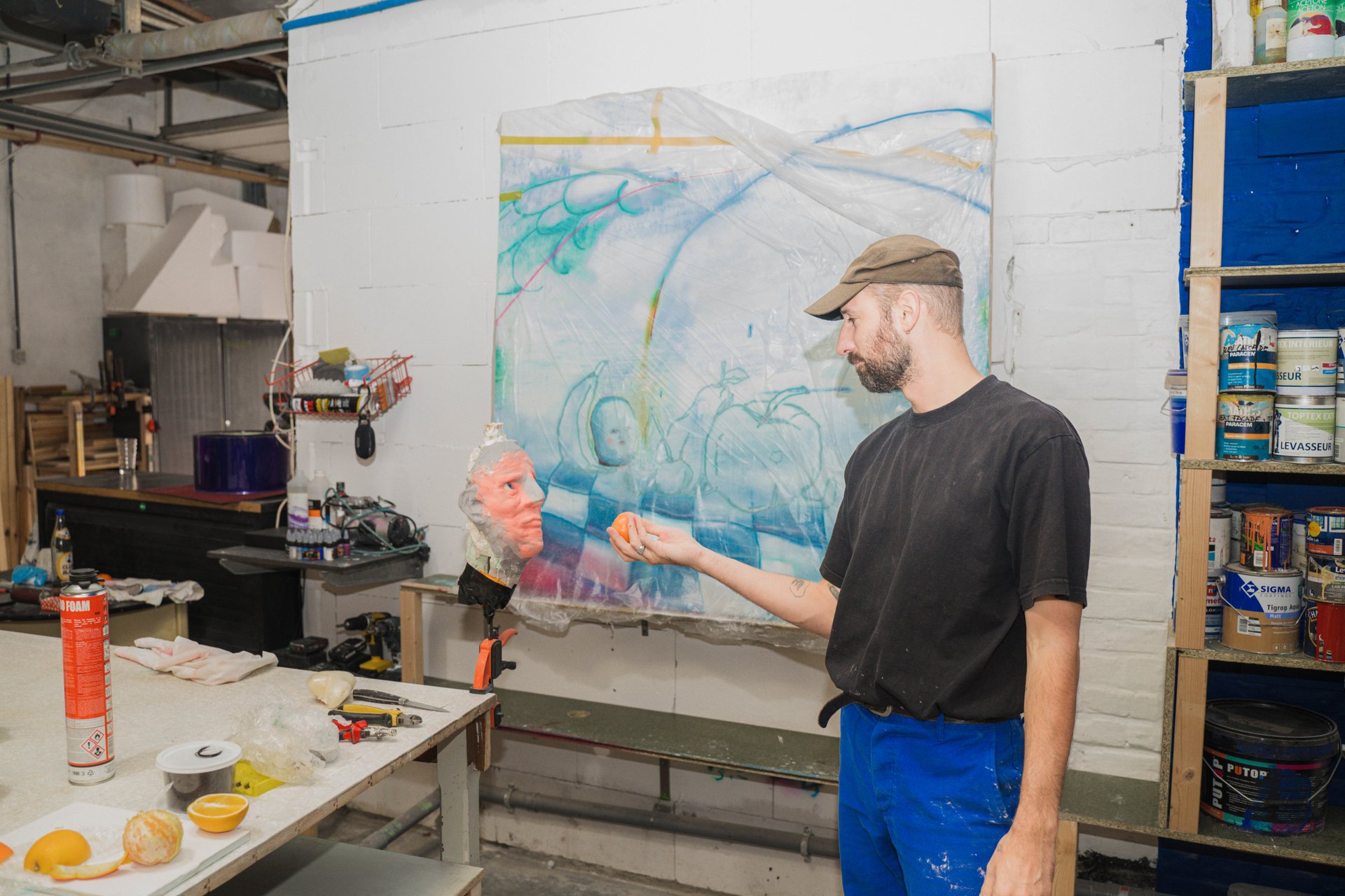 Devant une grande toile aux bleus aquatiques, un peintre de CTRLZ prépare son travail dans l'atelier de la rue Dillens. Atelier partagé et lieu de résidence, CTRLZ accueille cette année Roman Balthazart, Xavier Daive, Reese De L'arbre, Caroline El Khoury, Kimia Nasirian, Olivia Perce et Luka Vieuville Barrier ; ses expositions se regardent aussi depuis le trottoir. À découvrir chez CTRLZ (étape n°22), 43 rue Dillens, le vendredi 6 novembre de 18h à 22h, puis le samedi 7 et le dimanche 8 de 11h à 18h, pendant le Parcours d'Artistes d'Ixelles 2026.

Crédit photo - Gabrielle Liefooghe pour le Parcours d'Artistes d'Ixelles 2026 @googoo.eyes__ @ici_vaisseau_mere

Crédits & Liens :
Instagram : https://www.instagram.com/espacectrlz/
Fiche de l'événement (Dropmuse) : https://dropmuse.art/evenement/parcours-dartistes-dixelles-2026-ateliers-ouverts-creation-locale-ixelles-ixelles-bruxelles
Organisation : Vaisseau Mère — https://www.instagram.com/ici_vaisseau_mere/
Photographe Gabrielle Liefooghe : https://www.gabrielleliefooghe.com/ — https://www.instagram.com/googoo.eyes__/

Kult Ixelles sur DROPMUSE :
https://dropmuse.art/acteur-culturel/kult-ixelles-institution-residence-ixelles