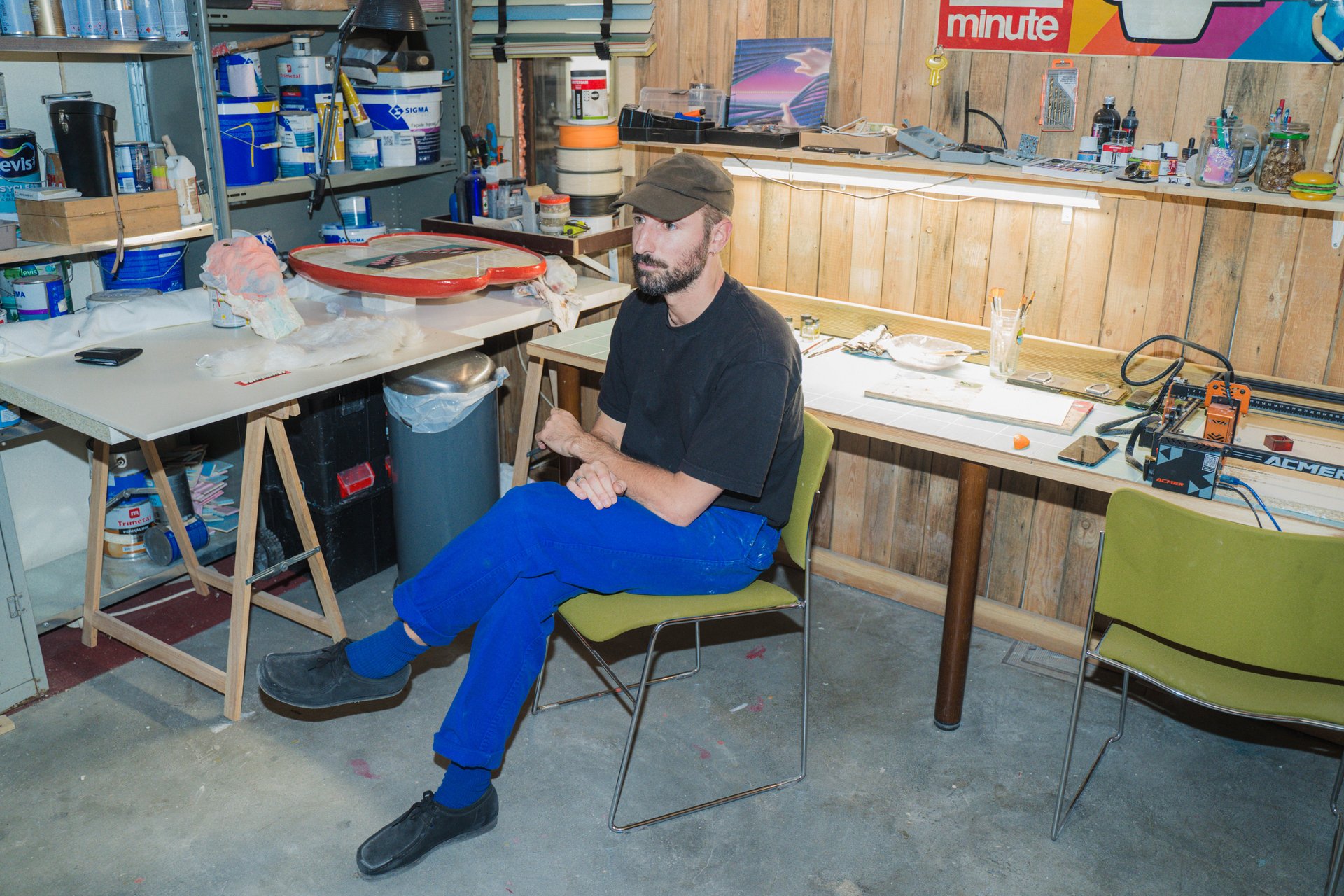 Un artiste en résidence chez CTRLZ, assis près de sa table de travail, dans l'atelier partagé de la rue Dillens à Ixelles. Atelier partagé et lieu de résidence, CTRLZ accueille cette année Roman Balthazart, Xavier Daive, Reese De L'arbre, Caroline El Khoury, Kimia Nasirian, Olivia Perce et Luka Vieuville Barrier ; ses expositions se regardent aussi depuis le trottoir. À découvrir chez CTRLZ (étape n°22), 43 rue Dillens, le vendredi 6 novembre de 18h à 22h, puis le samedi 7 et le dimanche 8 de 11h à 18h, pendant le Parcours d'Artistes d'Ixelles 2026.

Crédit photo - Gabrielle Liefooghe pour le Parcours d'Artistes d'Ixelles 2026 @googoo.eyes__ @ici_vaisseau_mere

Crédits & Liens :
Instagram : https://www.instagram.com/espacectrlz/
Fiche de l'événement (Dropmuse) : https://dropmuse.art/evenement/parcours-dartistes-dixelles-2026-ateliers-ouverts-creation-locale-ixelles-ixelles-bruxelles
Organisation : Vaisseau Mère — https://www.instagram.com/ici_vaisseau_mere/
Photographe Gabrielle Liefooghe : https://www.gabrielleliefooghe.com/ — https://www.instagram.com/googoo.eyes__/

Kult Ixelles sur DROPMUSE :
https://dropmuse.art/acteur-culturel/kult-ixelles-institution-residence-ixelles