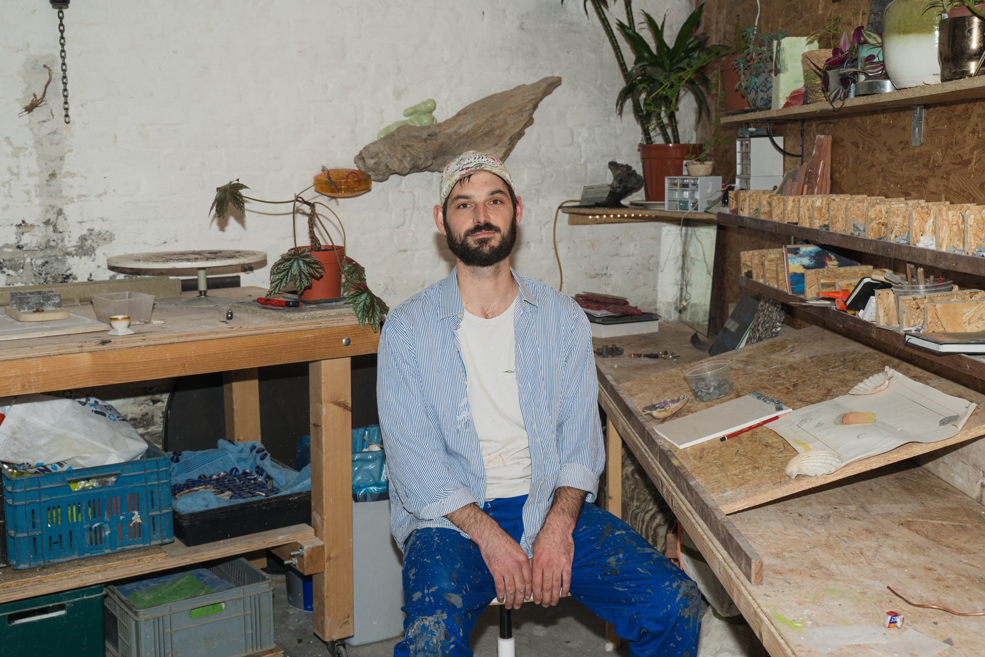 Assis à son établi entre plantes et outils, un artiste en résidence chez CTRLZ pose dans l'atelier partagé. Atelier partagé et lieu de résidence, CTRLZ accueille cette année Roman Balthazart, Xavier Daive, Reese De L'arbre, Caroline El Khoury, Kimia Nasirian, Olivia Perce et Luka Vieuville Barrier ; ses expositions se regardent aussi depuis le trottoir. À découvrir chez CTRLZ (étape n°22), 43 rue Dillens, le vendredi 6 novembre de 18h à 22h, puis le samedi 7 et le dimanche 8 de 11h à 18h, pendant le Parcours d'Artistes d'Ixelles 2026.

Crédit photo - Gabrielle Liefooghe pour le Parcours d'Artistes d'Ixelles 2026 @googoo.eyes__ @ici_vaisseau_mere

Crédits & Liens :
Instagram : https://www.instagram.com/espacectrlz/
Fiche de l'événement (Dropmuse) : https://dropmuse.art/evenement/parcours-dartistes-dixelles-2026-ateliers-ouverts-creation-locale-ixelles-ixelles-bruxelles
Organisation : Vaisseau Mère — https://www.instagram.com/ici_vaisseau_mere/
Photographe Gabrielle Liefooghe : https://www.gabrielleliefooghe.com/ — https://www.instagram.com/googoo.eyes__/

Kult Ixelles sur DROPMUSE :
https://dropmuse.art/acteur-culturel/kult-ixelles-institution-residence-ixelles